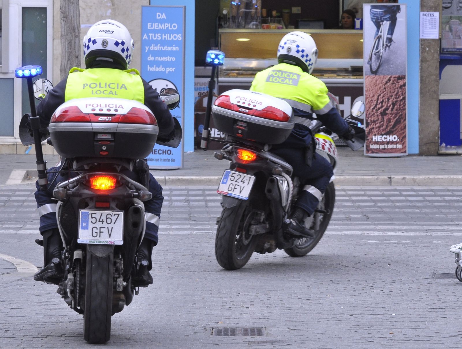 Dos motoristas de la Policía Local de Sevilla, en una imagen de archivo.