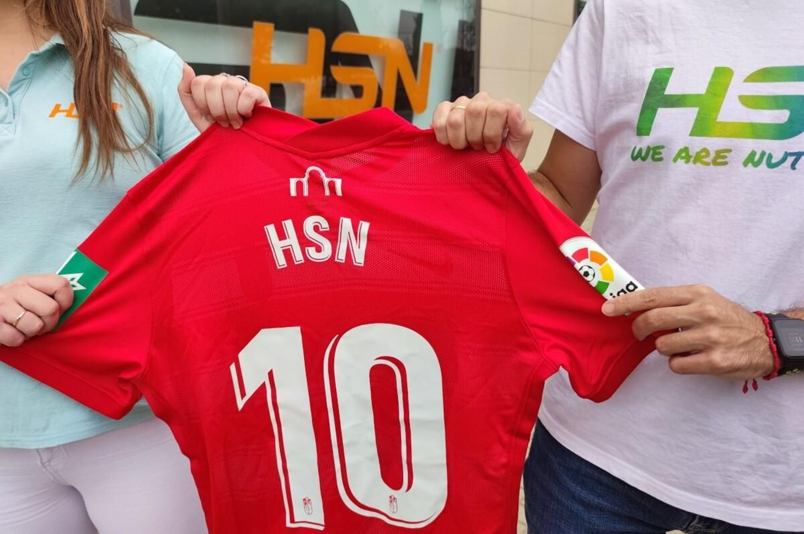 Camiseta que muestra el acuerdo de patrocinio