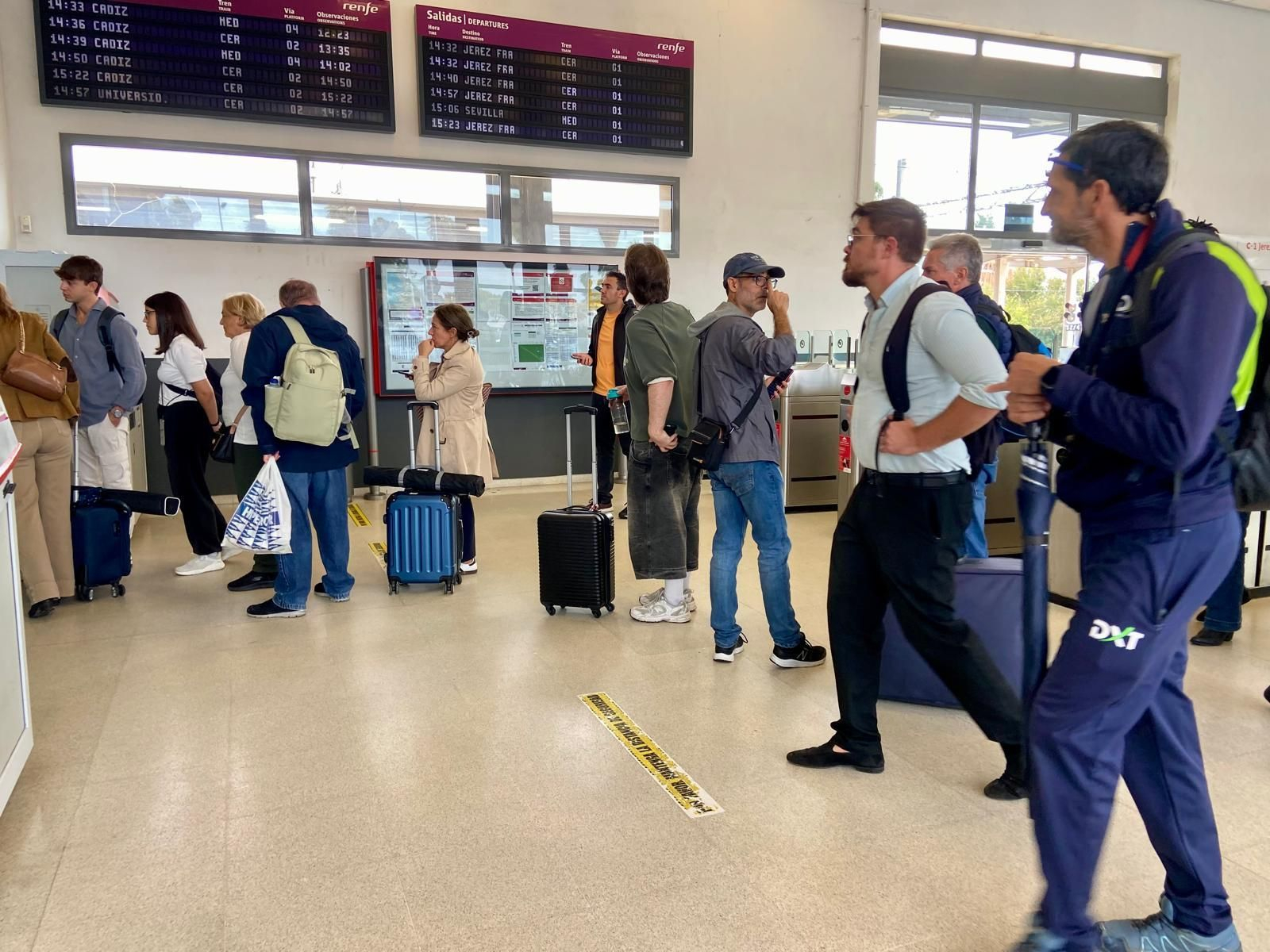 Pasajeros esperando el miércoles en la estación de Renfe en El Puerto.