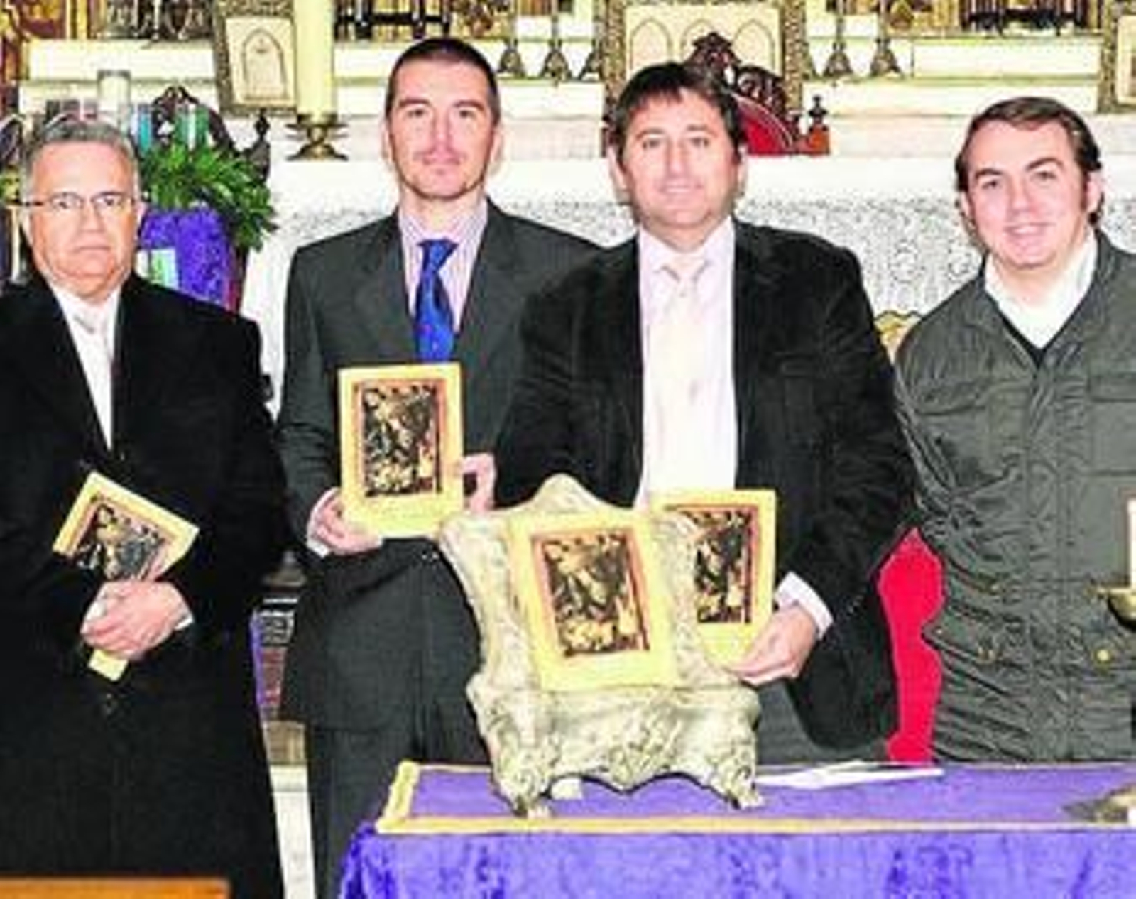 De la Rosa, el segundo por la izquierda, en la presentación de su libro en San Juan de Letrán junto a Raúl Castaño.