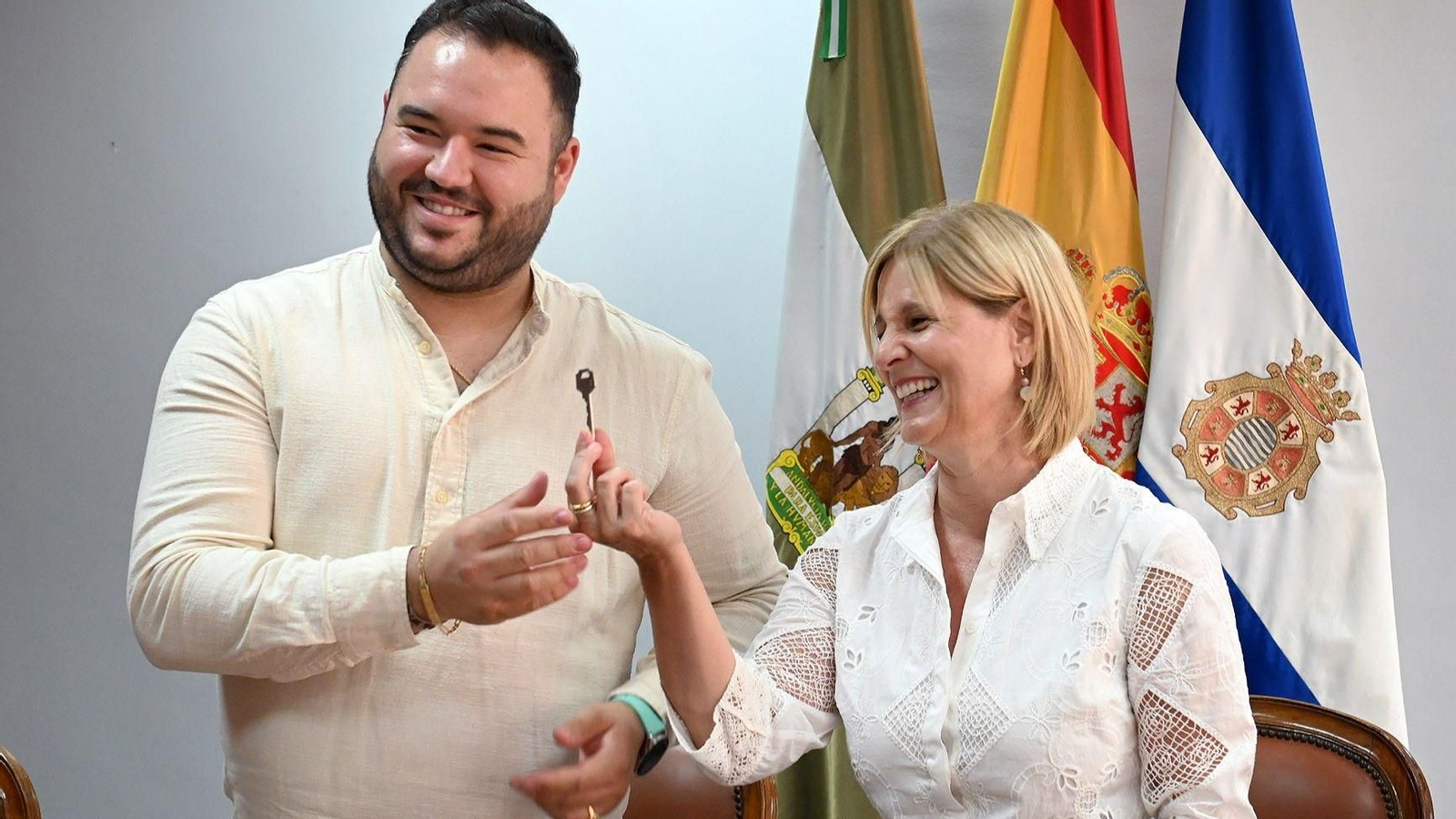 Juan José Gambeto y María José García-Pelayo, durante la entrega de la llave del local de Torresoto.