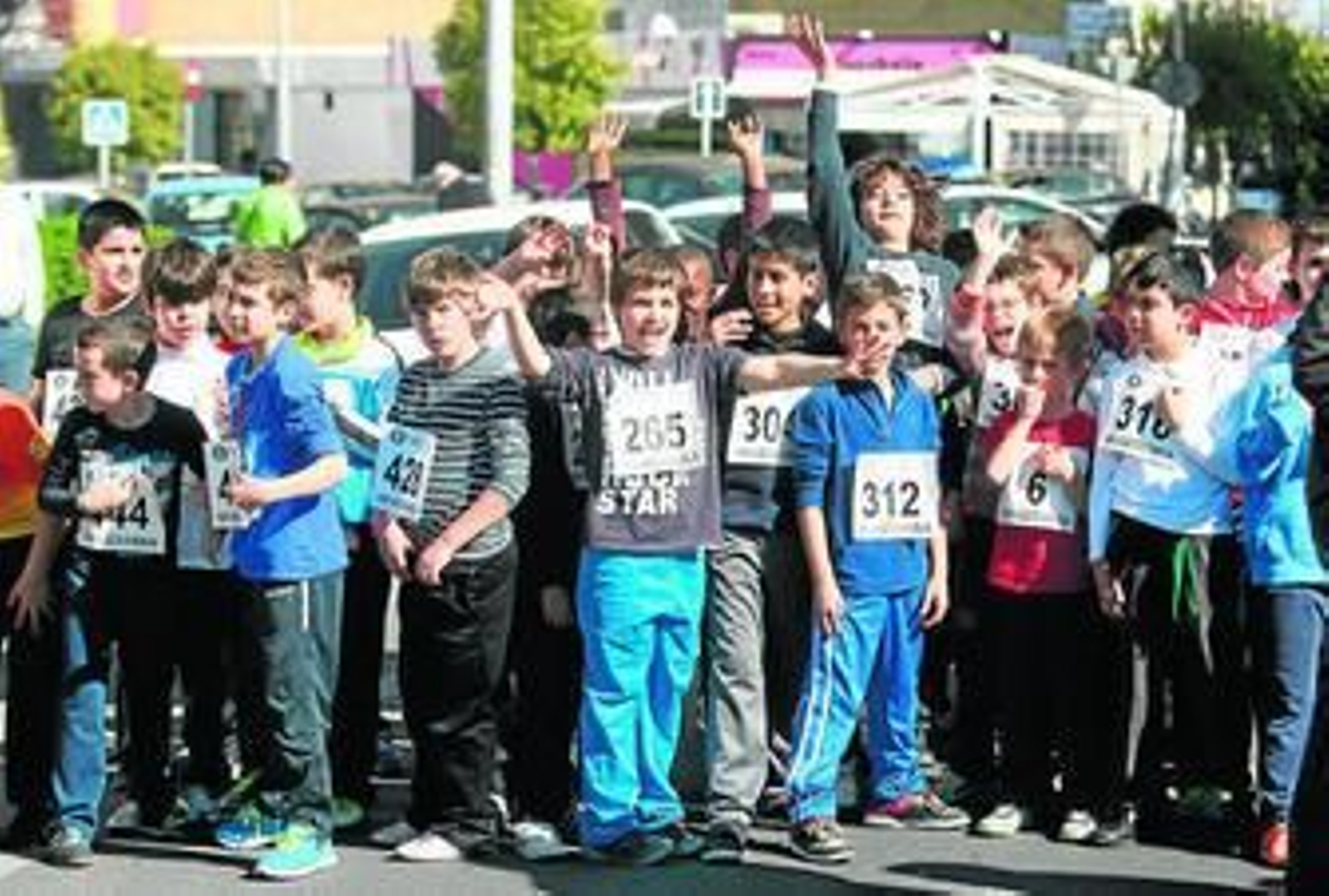 Más de 300 niños participaron ayer en la carrera del Cincuentenario. Más de 300 niños participaron ayer en la carrera del Cincuentenario.