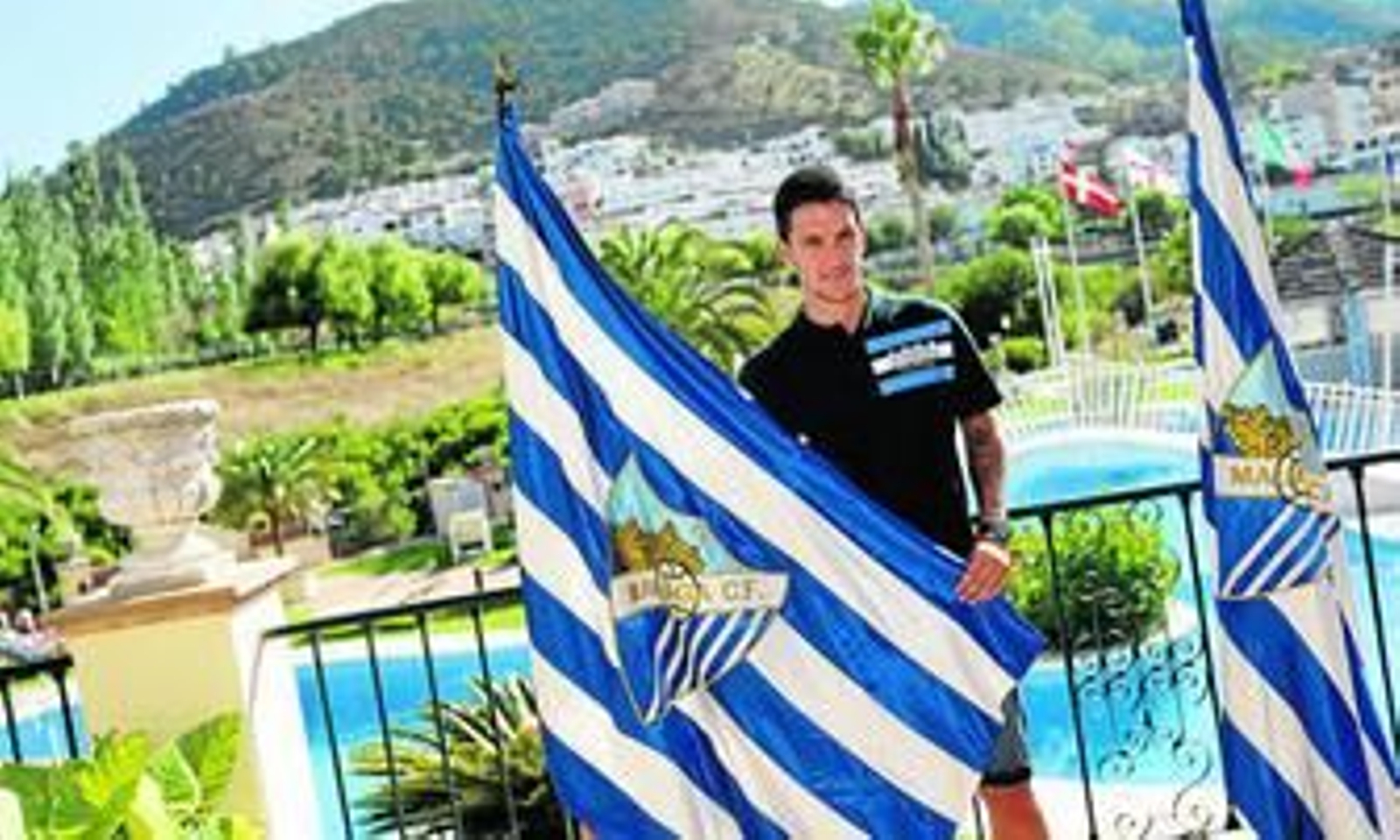 Luis Alberto posa con una bandera del Málaga en el Gran Hotel de Benahavís, ayer.