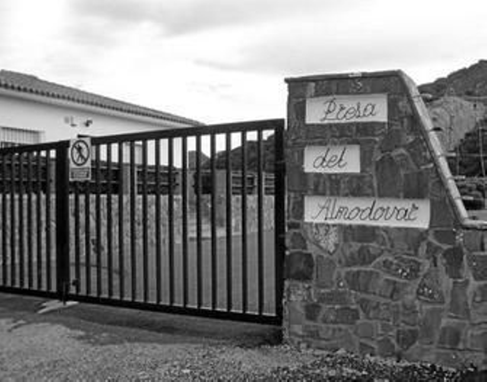 Vista del acceso principal al pantano del Almodóvar, en la zona tarifeña de Facinas.