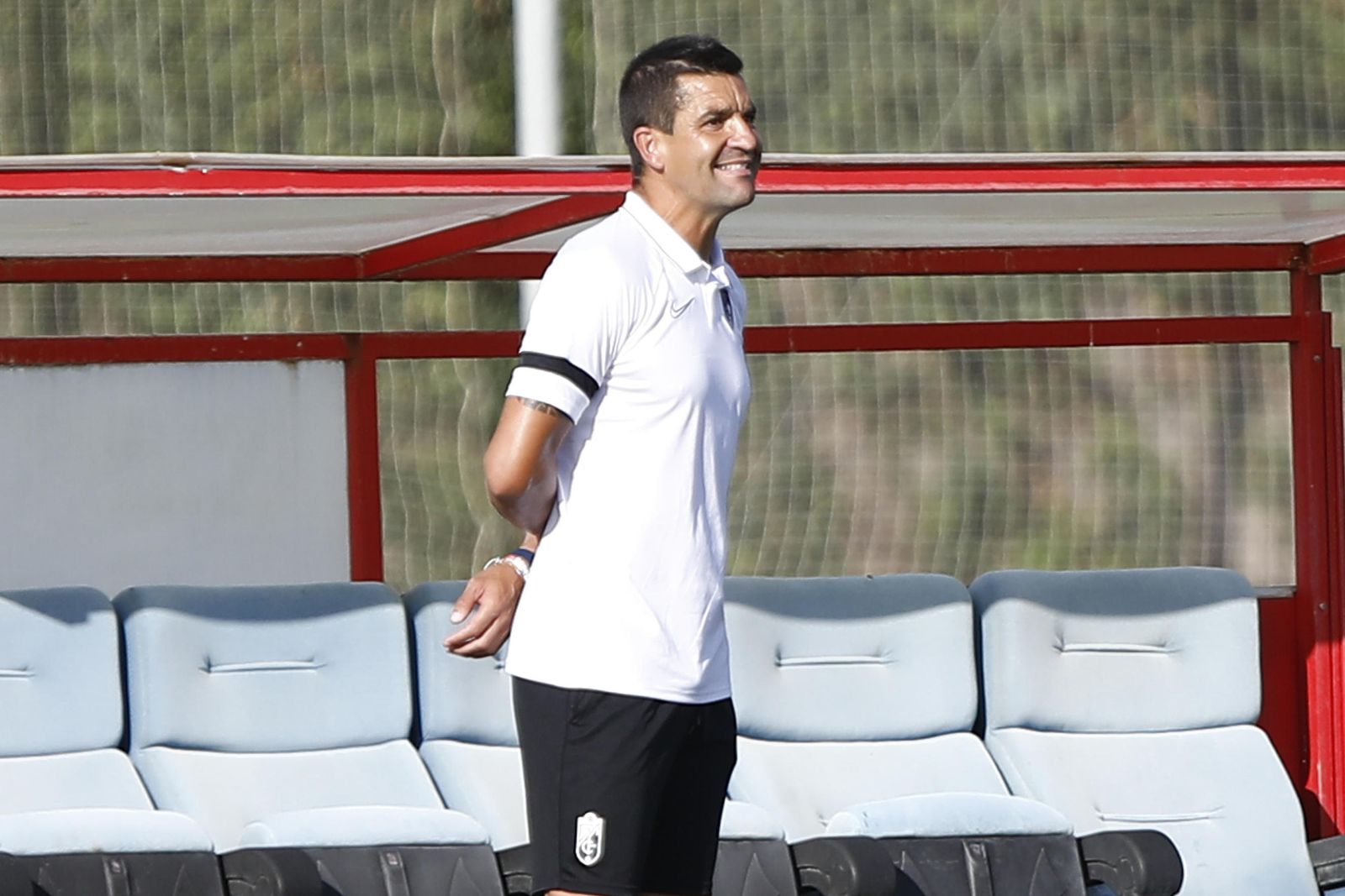 Rubén Torrecilla da instrucciones desde el banquillo.