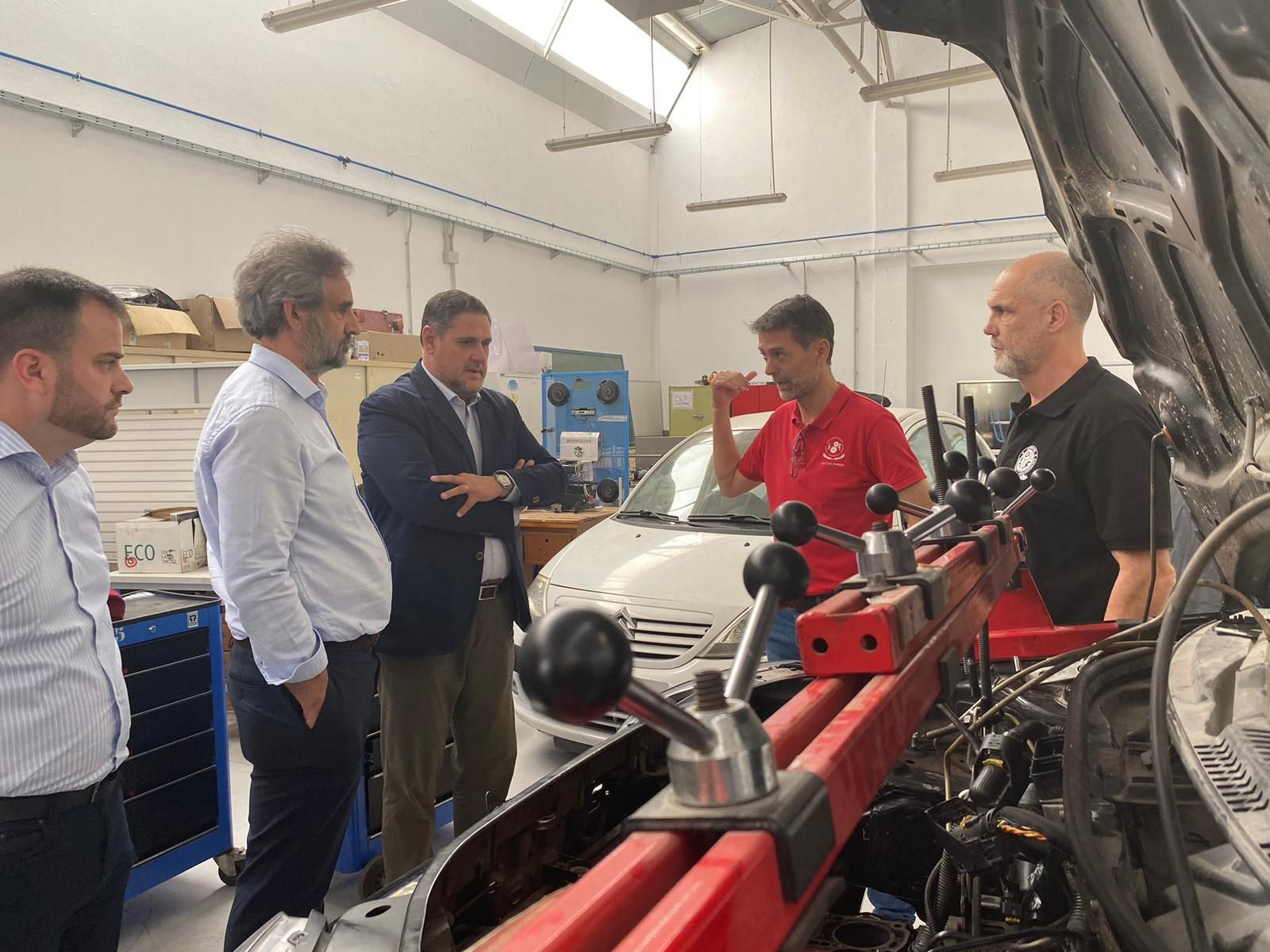 El delegado de Desarrollo Educativo de la Junta de Andalucía visita el IES Los Ángeles y los talleres nuevos que se han construido con las obras de ampliación y reforma que se han ejecutado.