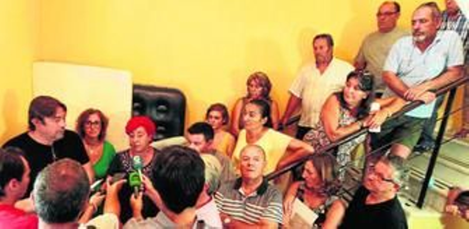 Un momento de la rueda de prensa ofrecida por los ex trabajadores municipales, ayer.