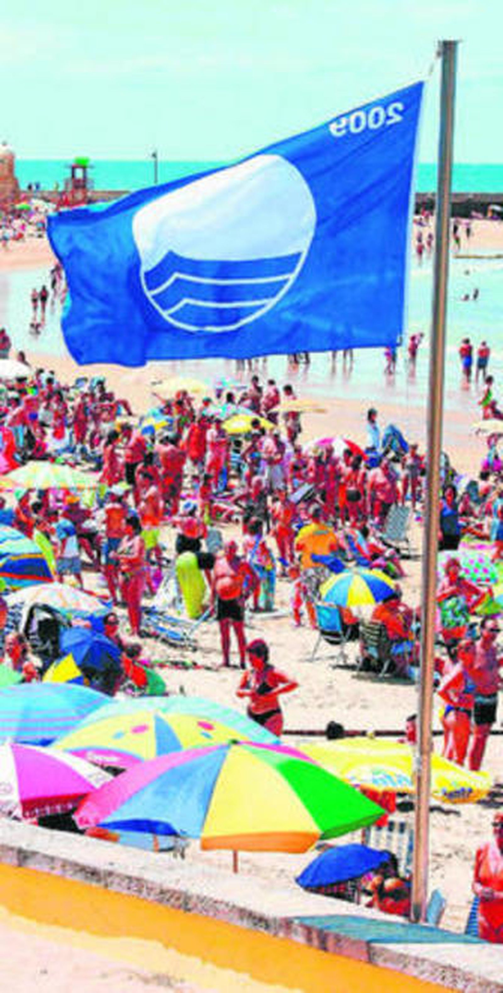 La playa de La Caleta (Cádiz) mantiene su bandera azul.