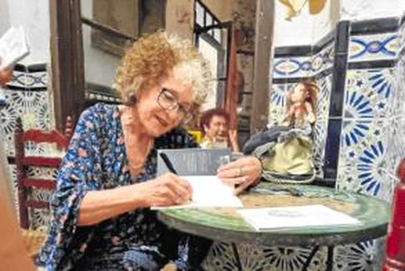 Fernando Ruiz Carmela Gálvez firma ejemplares de su libro en la Taberna Ánima junto a su 'sirenita'.