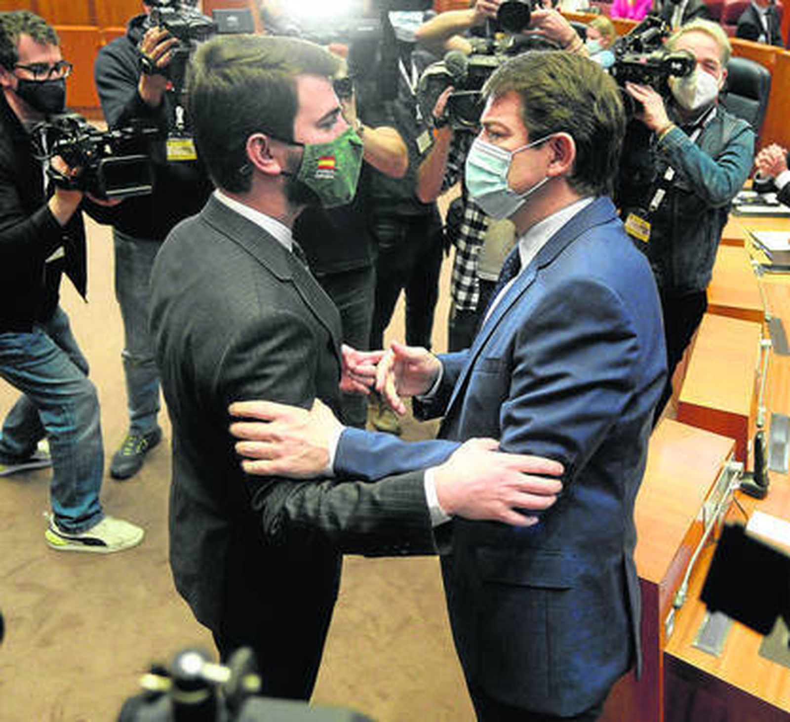 Alfonso Fernández Mañueco (d.) saluda al que será su vicepresidente en Castilla y León, Juan García-Gallardo (Vox).