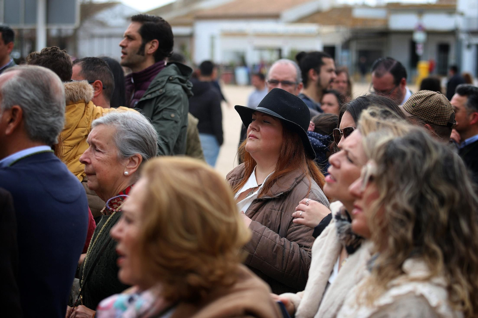 Imágenes del gran ambiente en la aldea de El Rocío en la mañana del domingo