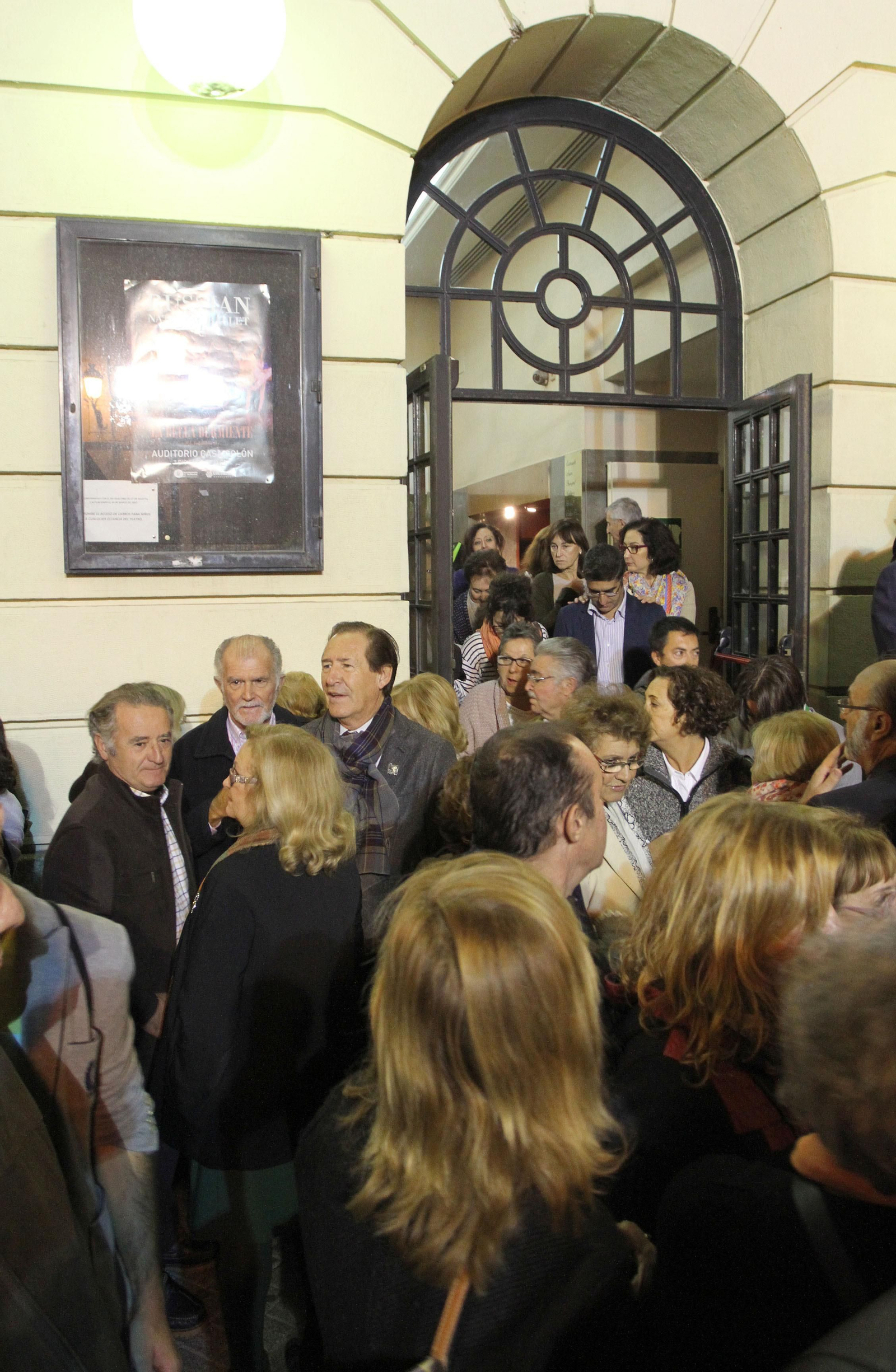 Colas en la puerta del Gran Teatro, en una de las sesiones de la 41 edición.