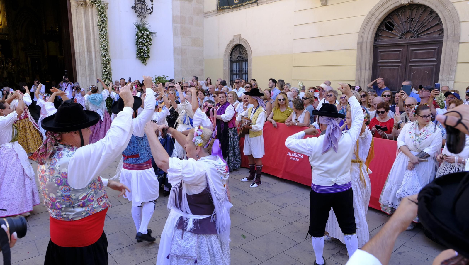 La ofrenda floral a la Virgen del Mar en la Feria de Almería 2025, en imágenes
