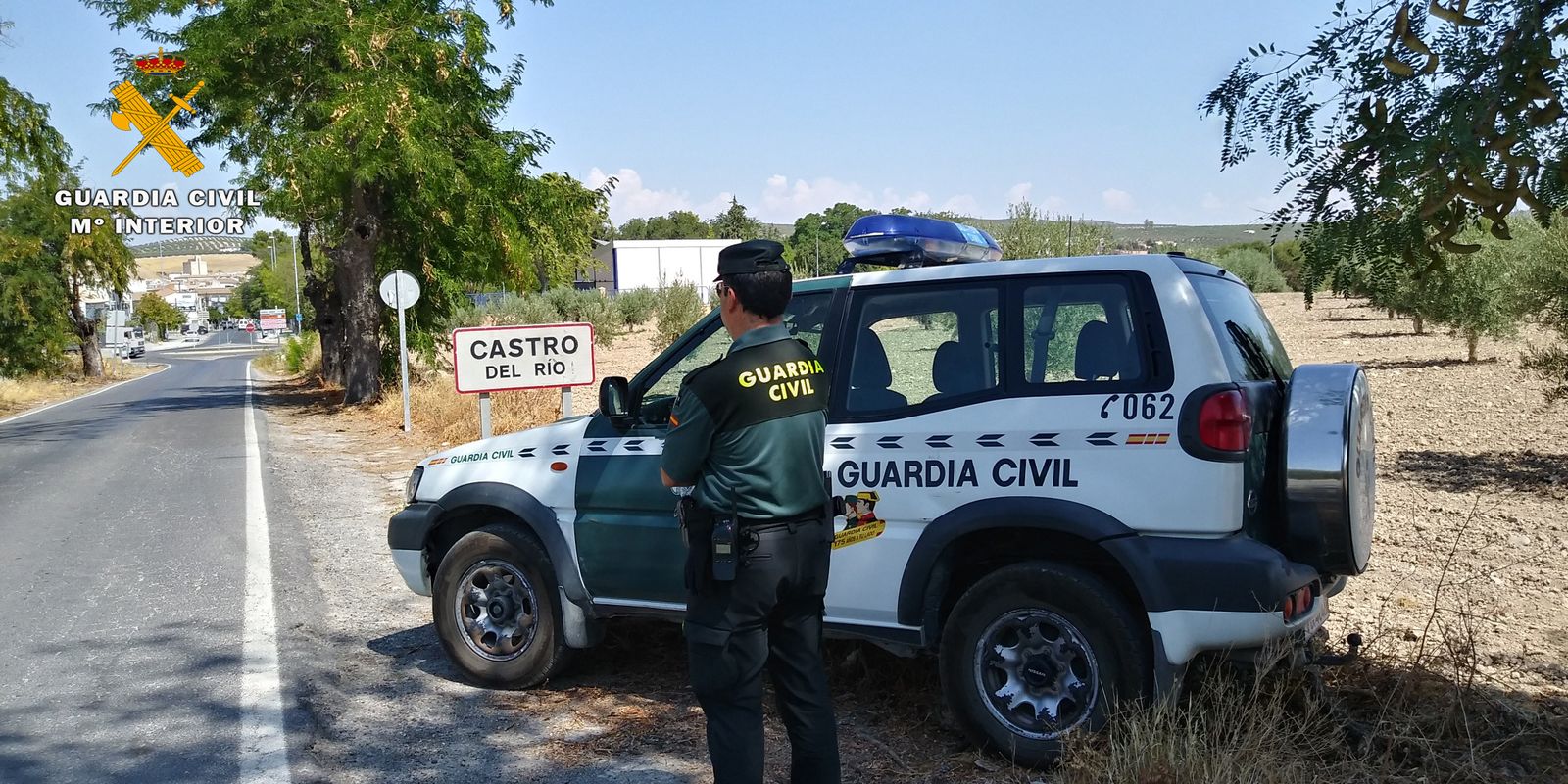 Un agente de la Guardia Civil en Castro del Río.