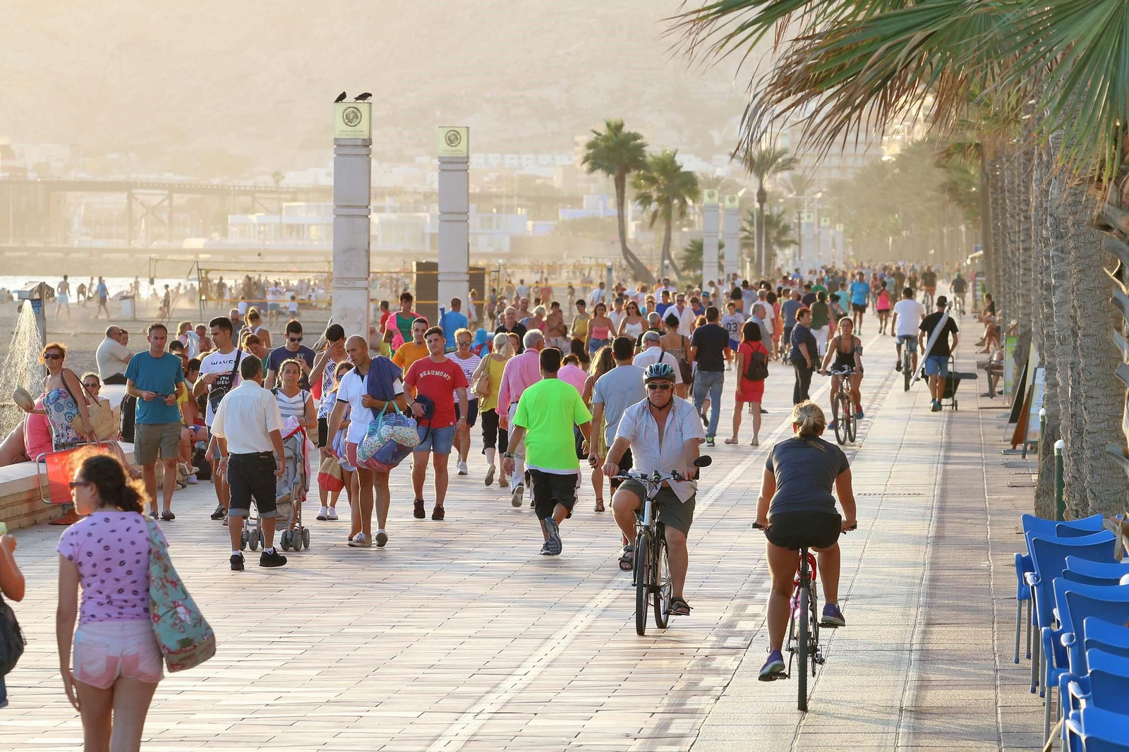 Personas caminando por el Paseo Marítimo de Almería.