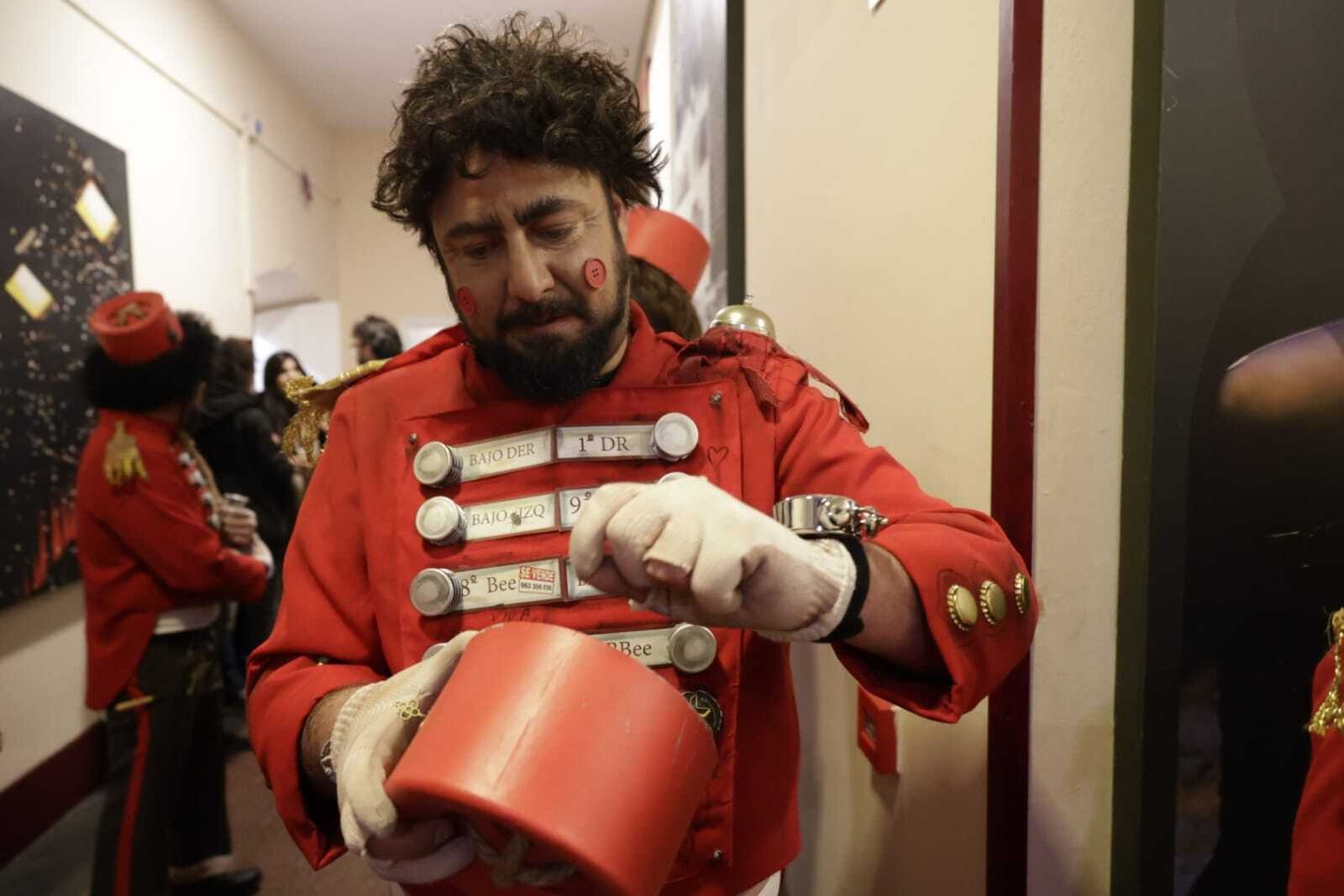 Chirigota 'Hotel resort y Cadi, aquí tiene usté su casa' en camerinos