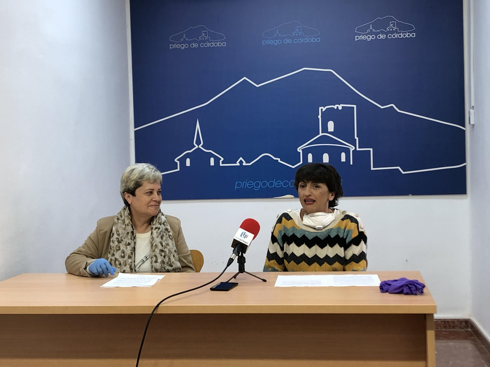 Mercedes Sillero y Reyes Mérida en la presentación de la iniciativa.