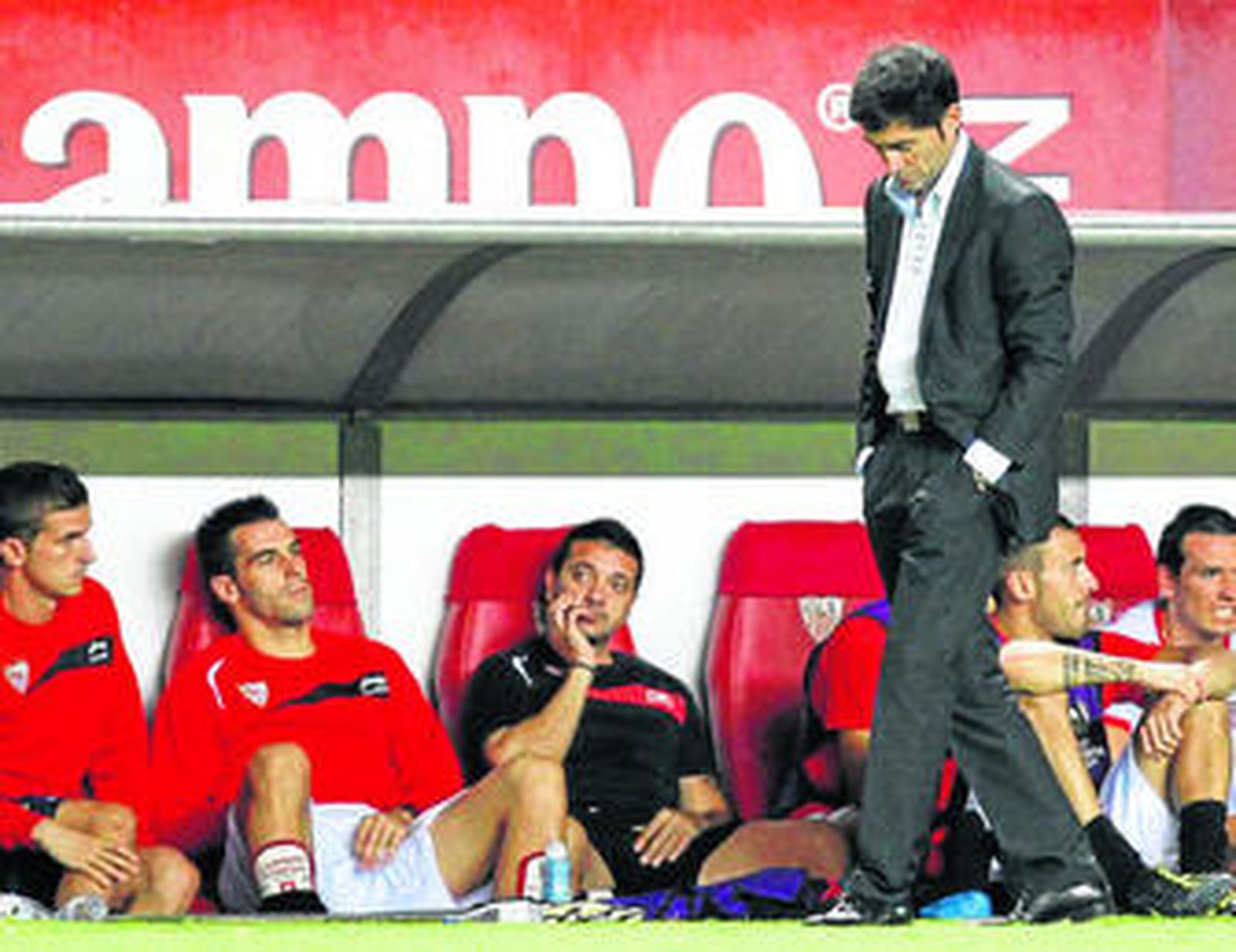 Marcelino camina cabizbajo y pensativo durante el partido de vuelta ante el Hannover.