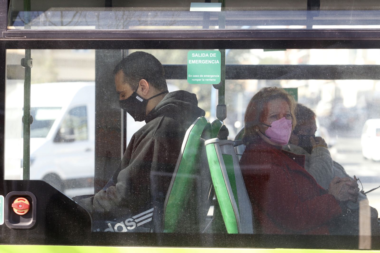 Varias personas en un autobús de Aucorsa.