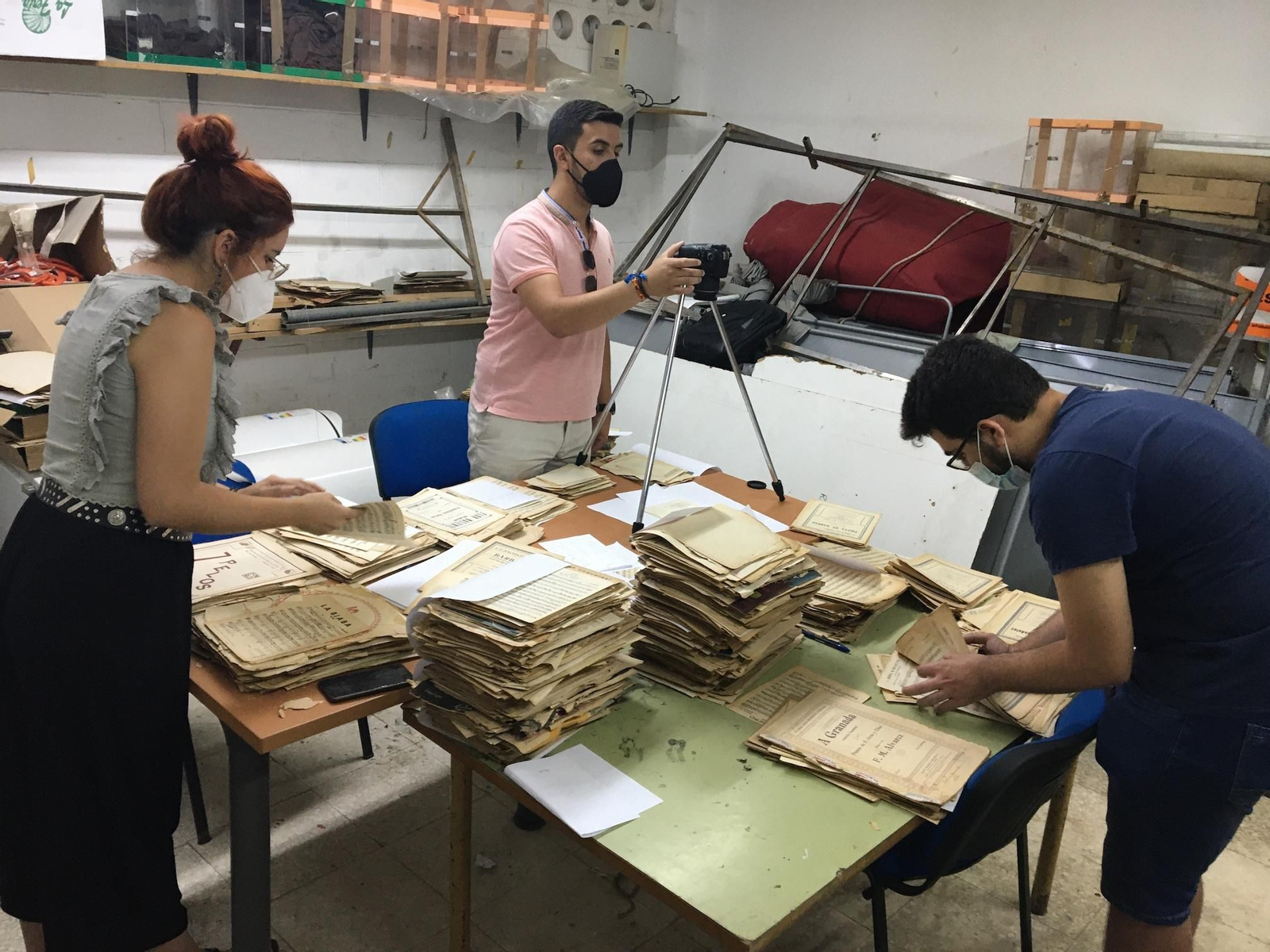 Miembros del equipo de investigadores que analiza la ingente cantidad de documentos del músico Manuel Rojas