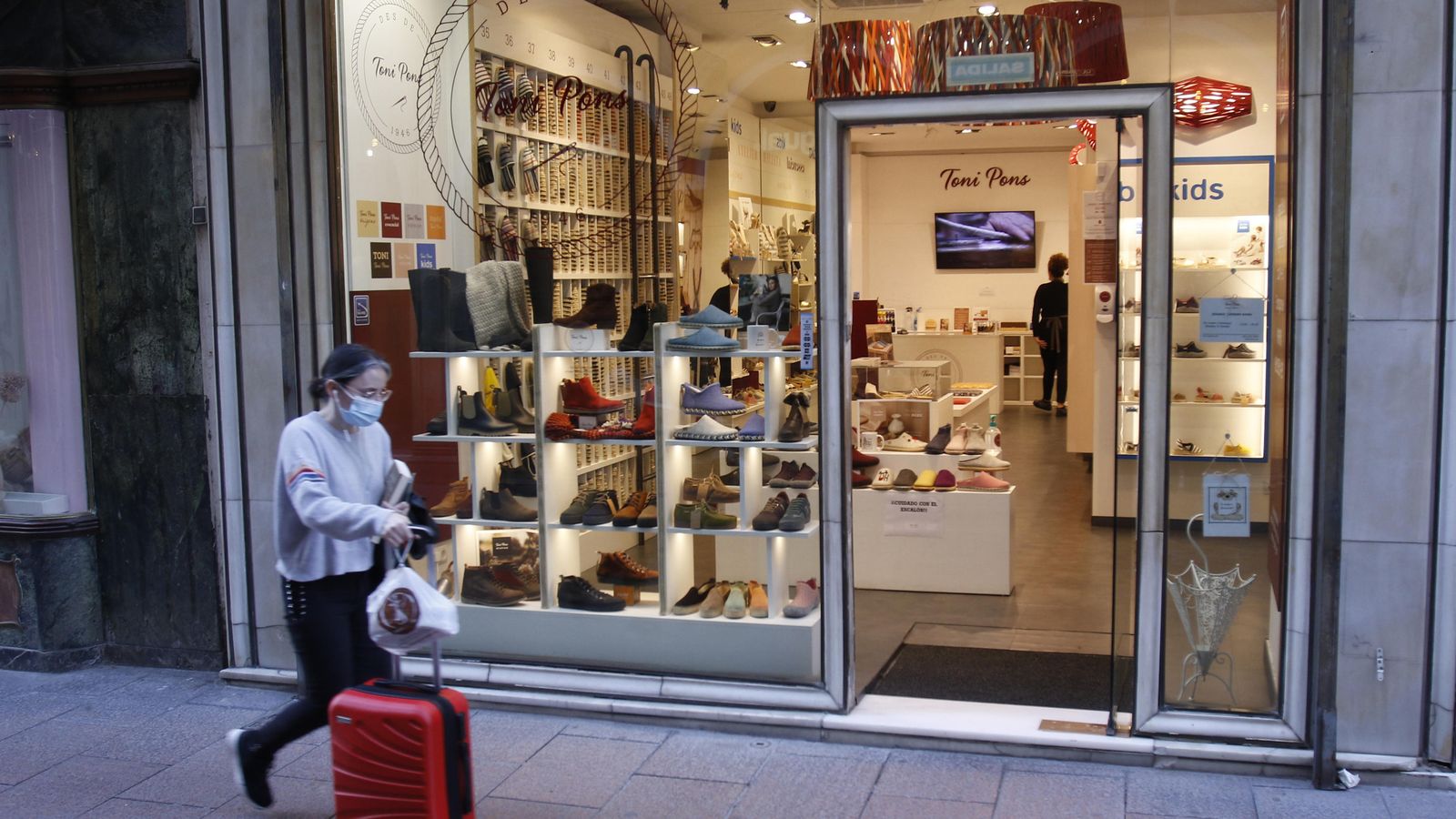 Una zapatería abierta este domingo en la calle Sierpes.