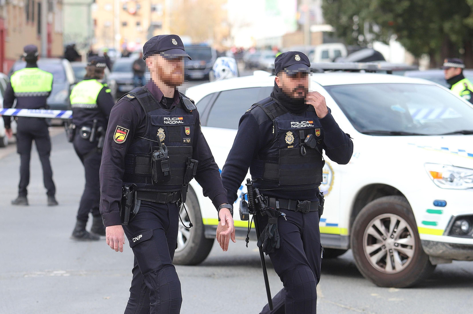 Imágenes del atrincherado que amenazaba con hacer estallar una bombona en el Torrejón, Huelva