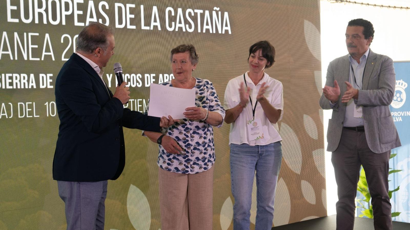 Kiska Roque recibiendo su homenaje en Eurocastanea 2025.