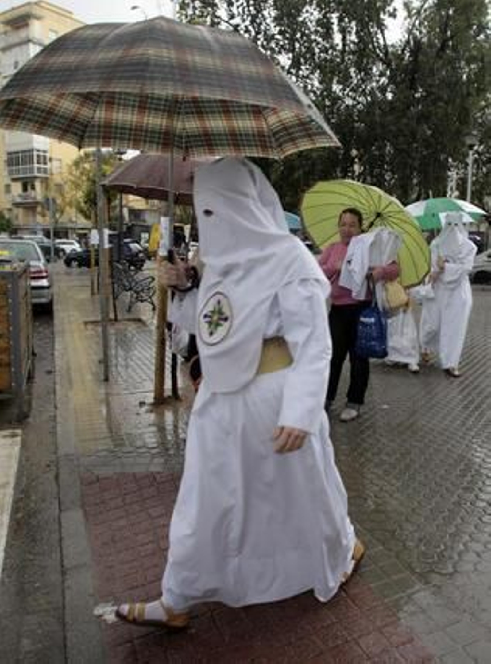 Nazarenos de San Gonzalo bajo la lluvia.

Foto: Juan Carlos Muñoz