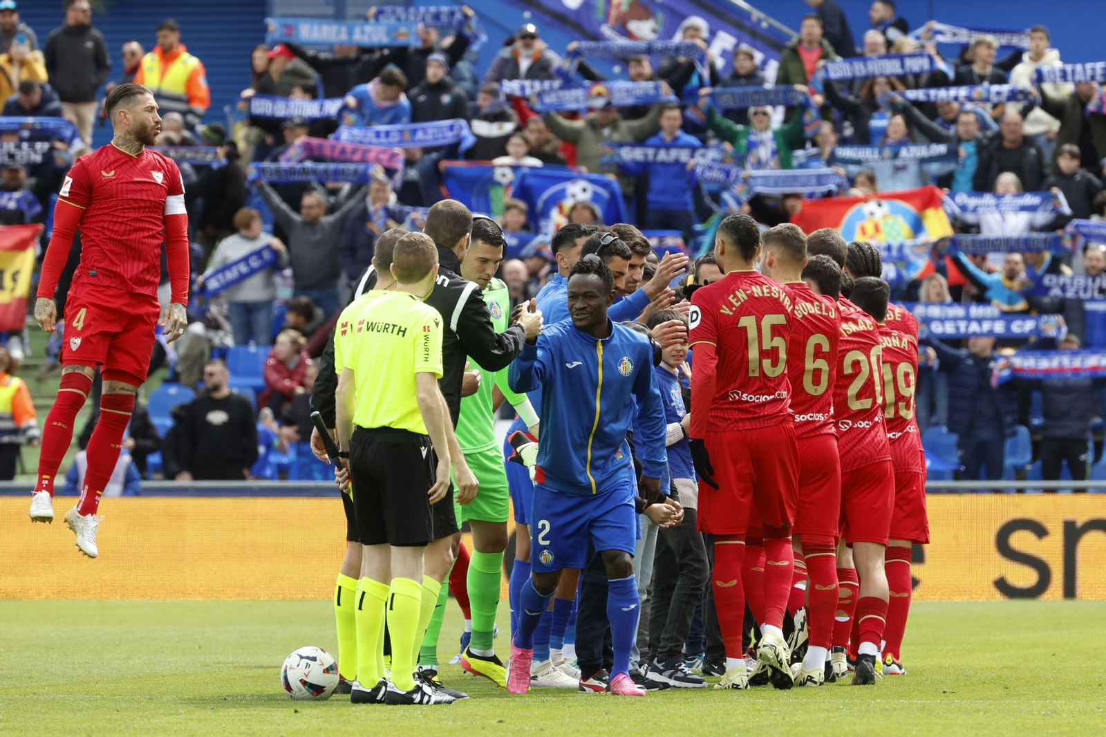 Djené y Sergio Ramos, capitanes del Getafe-Sevilla en el saludo inicial, antes de los insultos racistas.