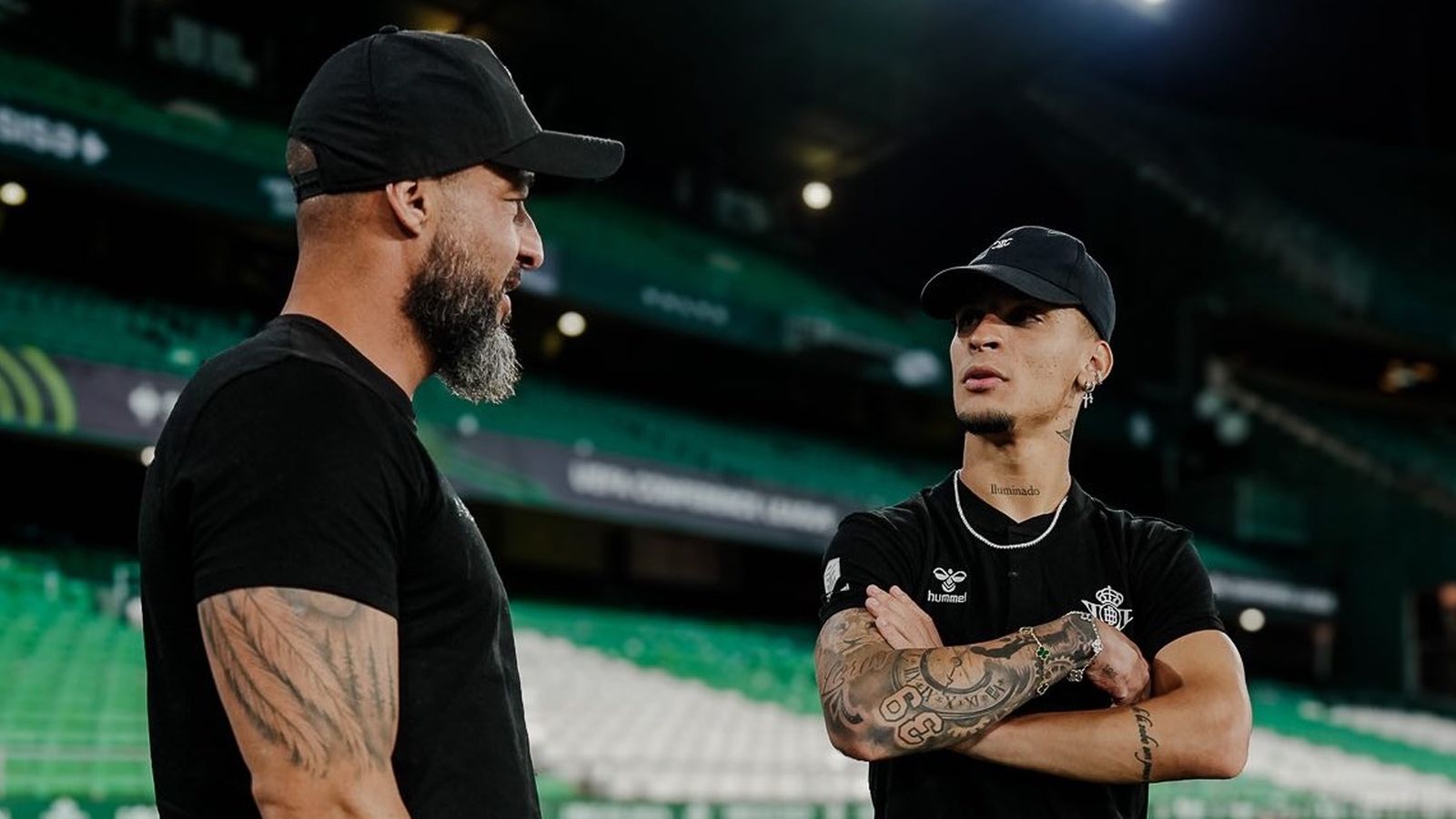 Fernando Silva habla con Antony tras un partido en el Benito Villamarín