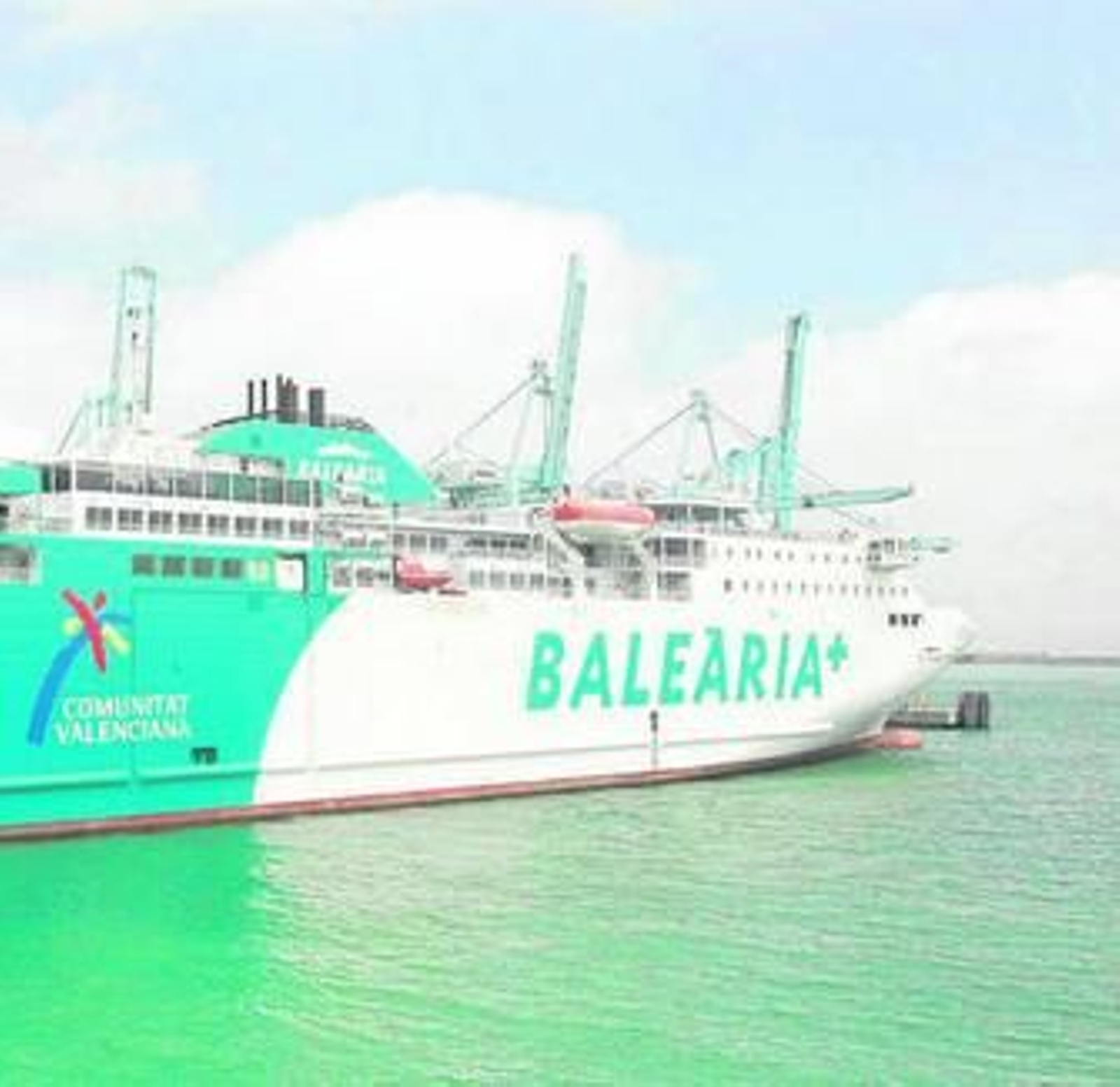 Un buque de Balearia, en el puerto de Algeciras.