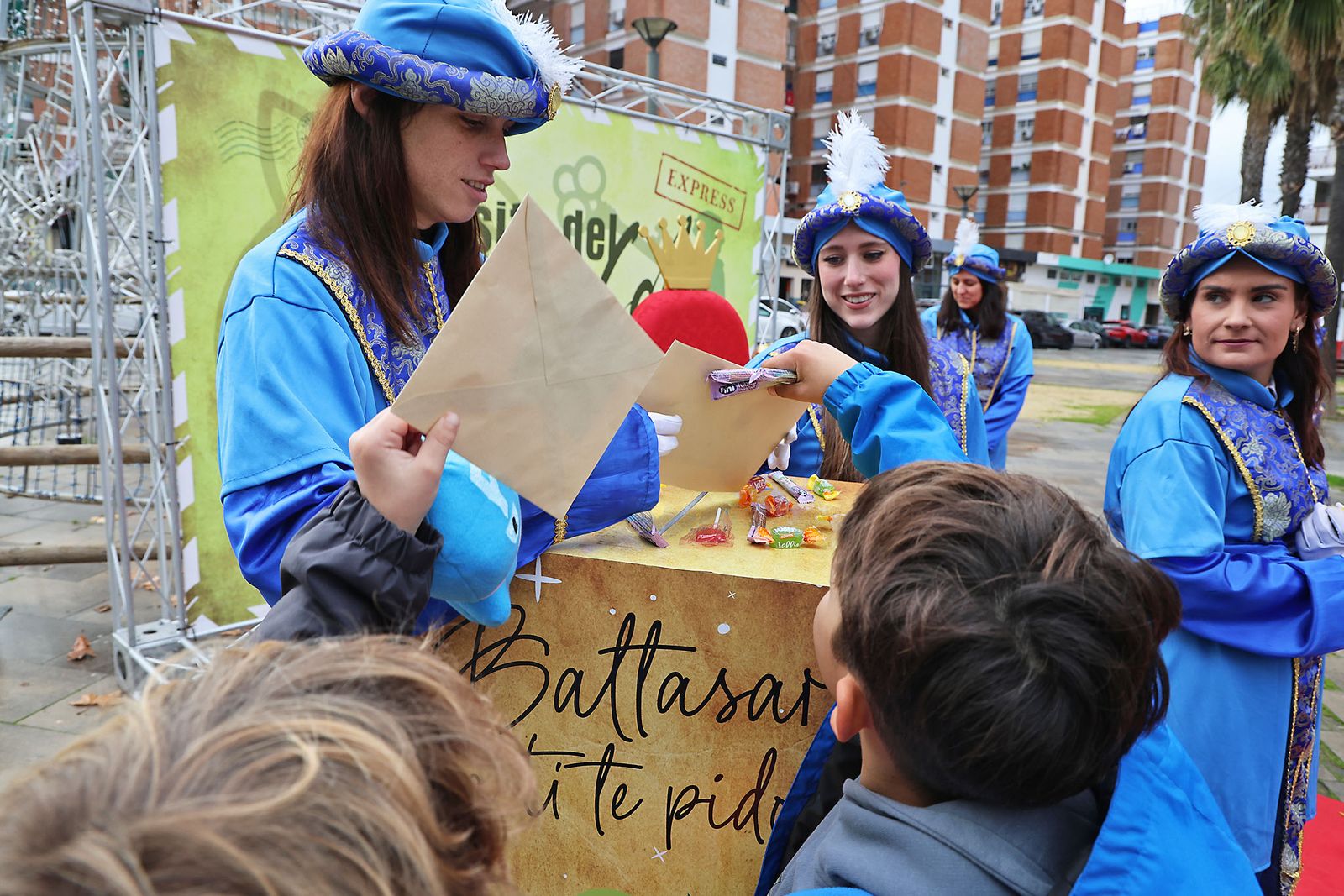 Los Pajes Reales recogen las cartas de los más pequeños en la Plaza Houston