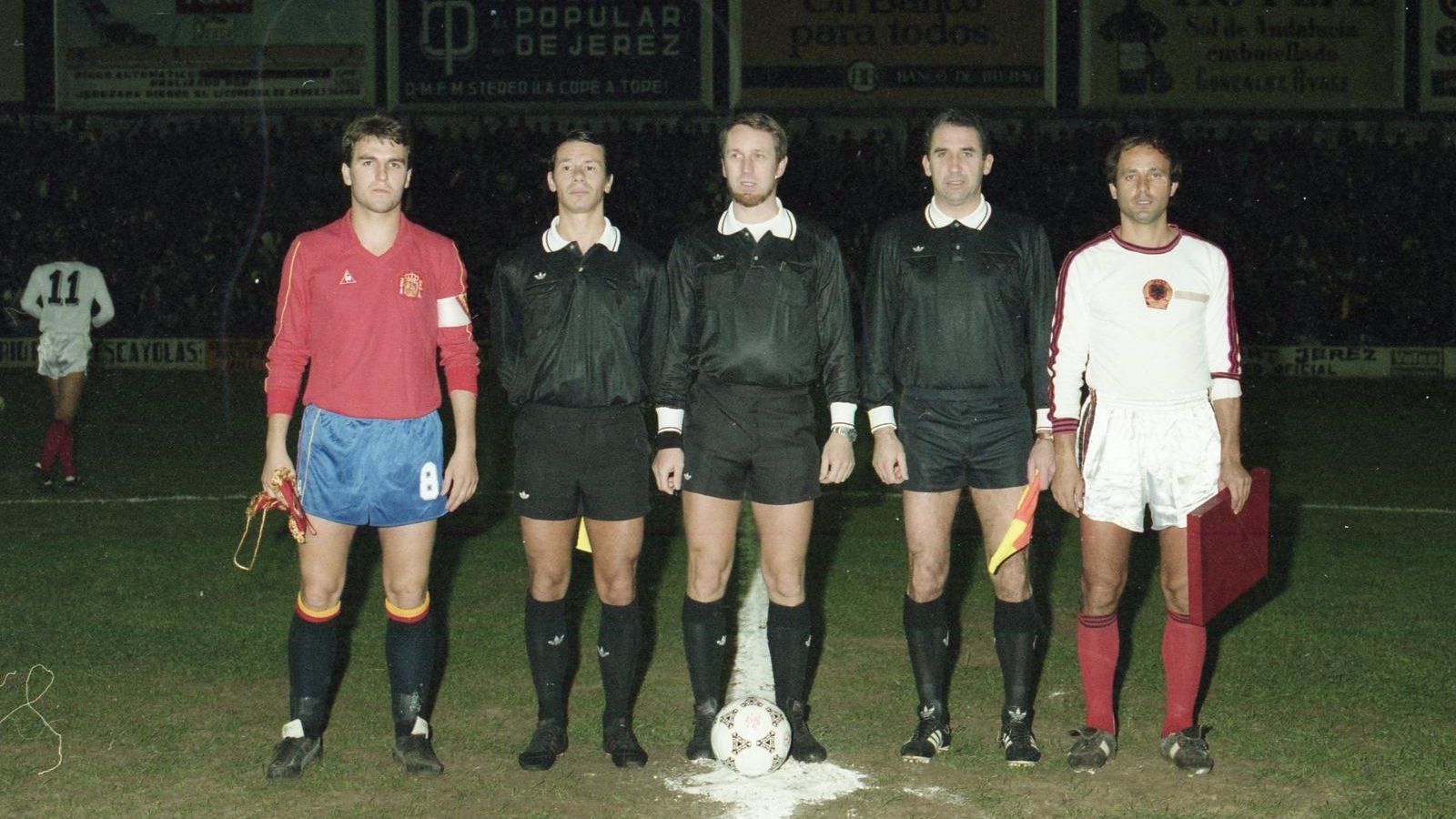 Roberto, capitán español, junto al trío arbitral y su homólogo albanés.