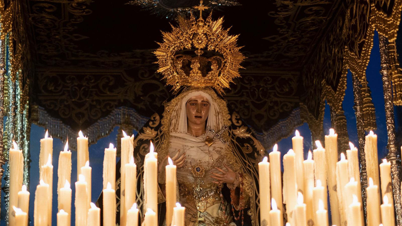 La Virgen de los Dolores iluminada por la candelería de su paso