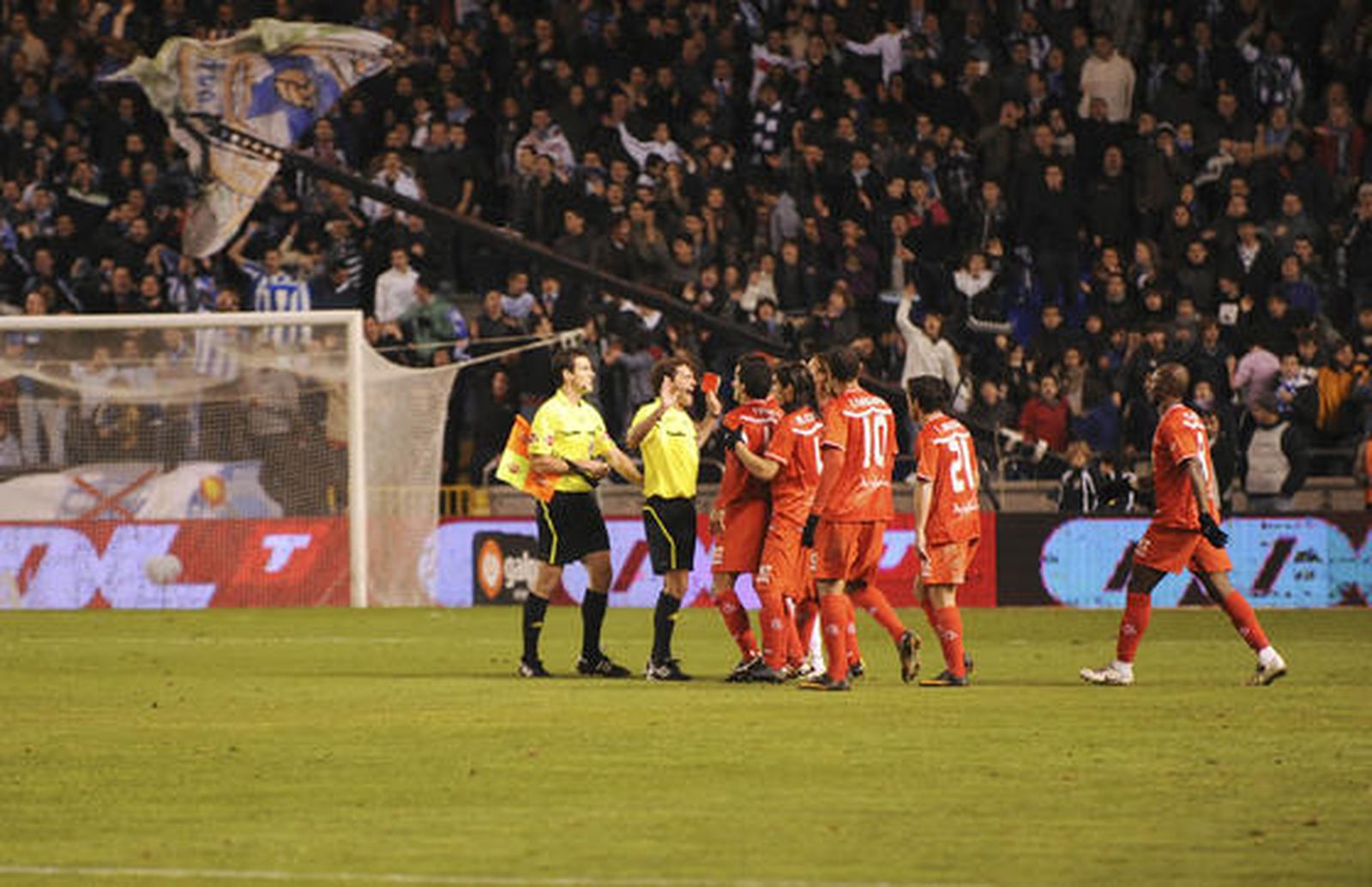 Los jugadores se enfrentan a los árbitros tras el polémico gol de Laure.

Foto: 13foto