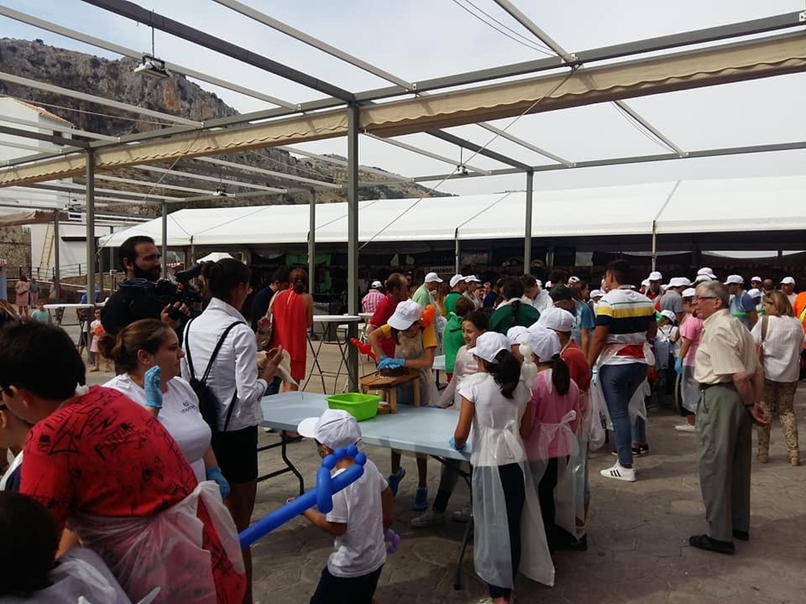 Niños participan en los talleres de elaboración de queso artesanal.