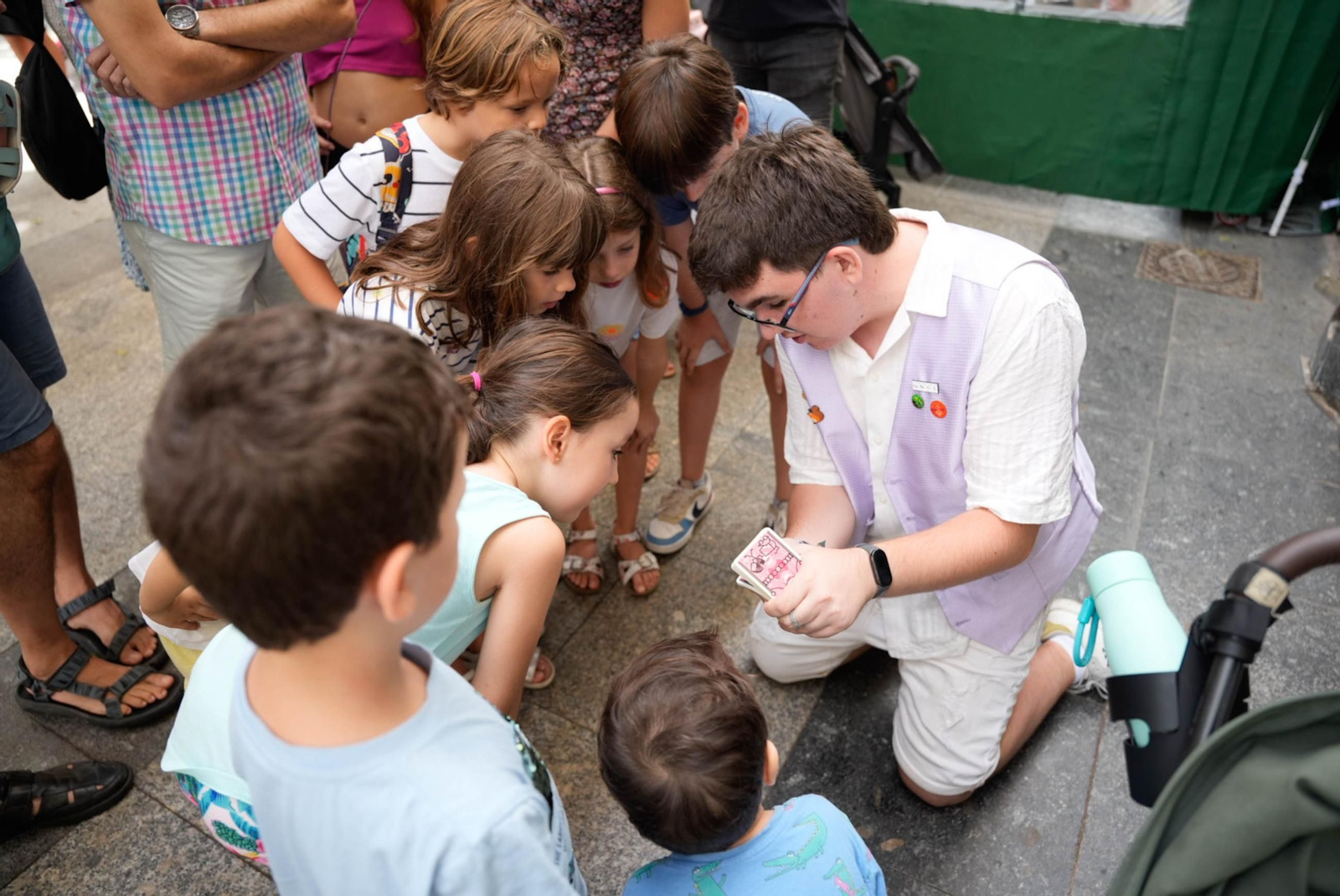 Las mejores imágenes del espectáculo de magia en la calle de la Feria de Almería
