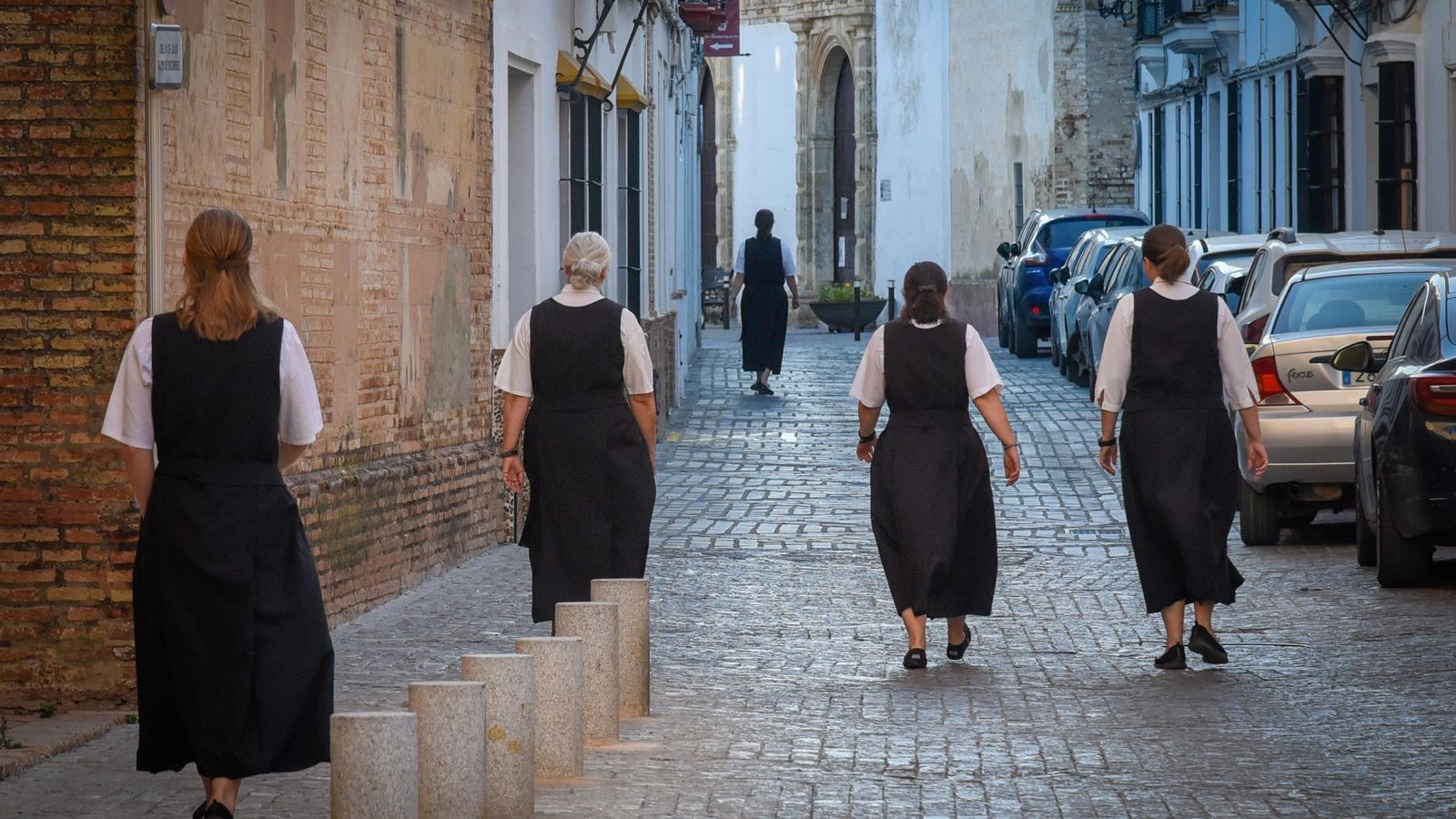 Las religiosas, por la calle Santa María de Gracia de Carmona.