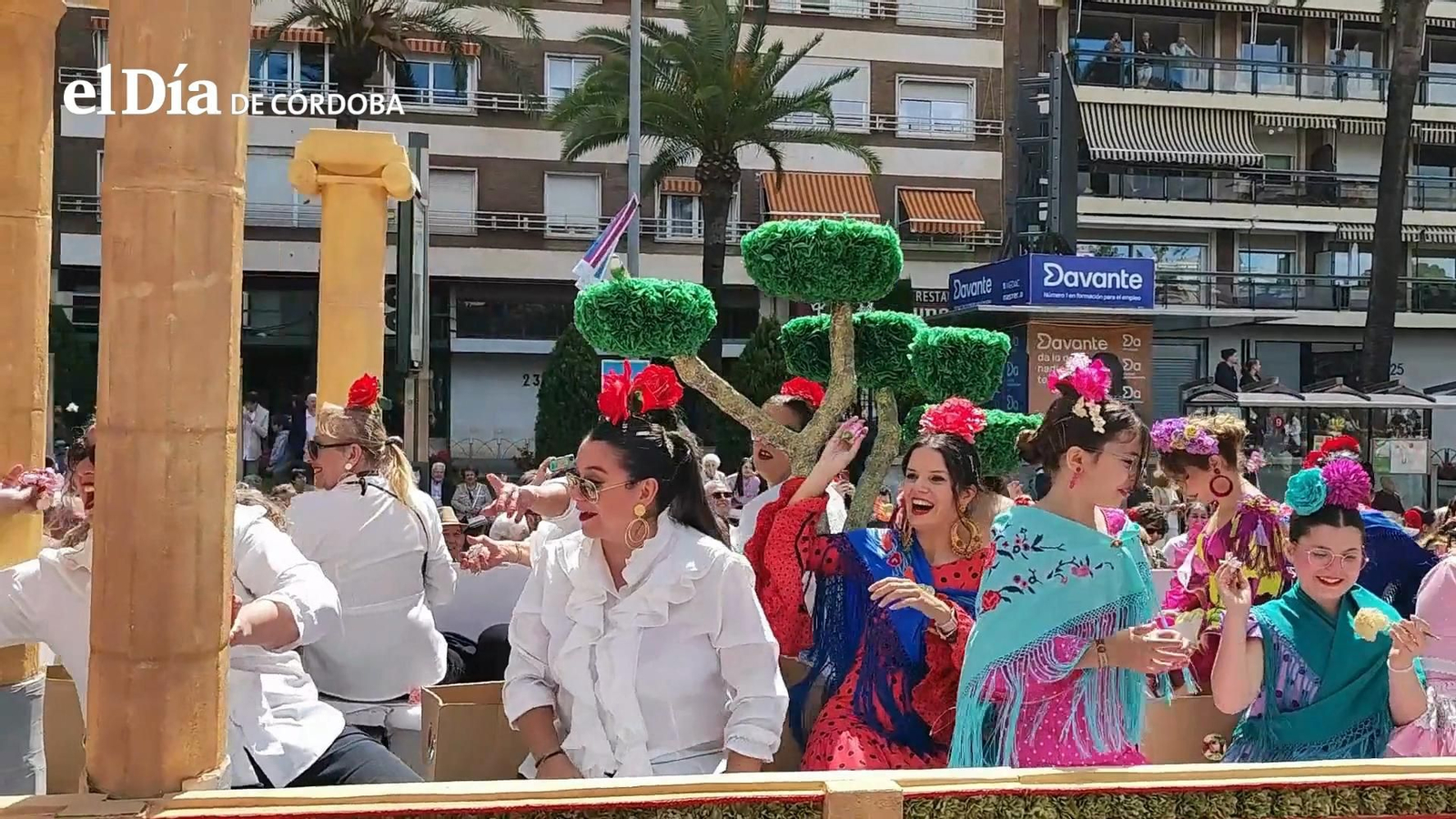 Córdoba celebra su Batalla de las Flores lanzando 100.000 claveles Córdoba celebra su Batalla de las Flores lanzando 100.000 claveles