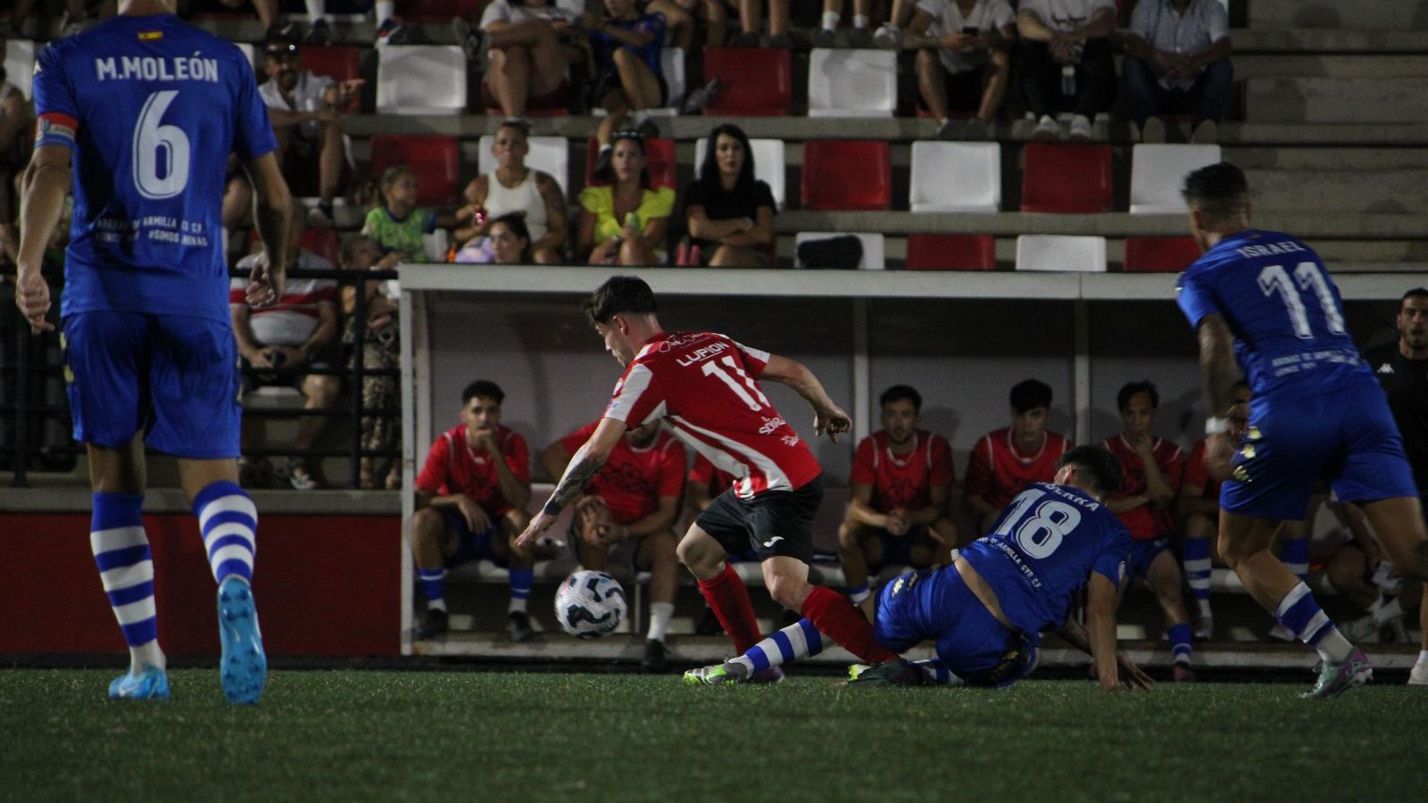 Dani Mesas y Espinola fueron las novedades en el once rojiblanco.