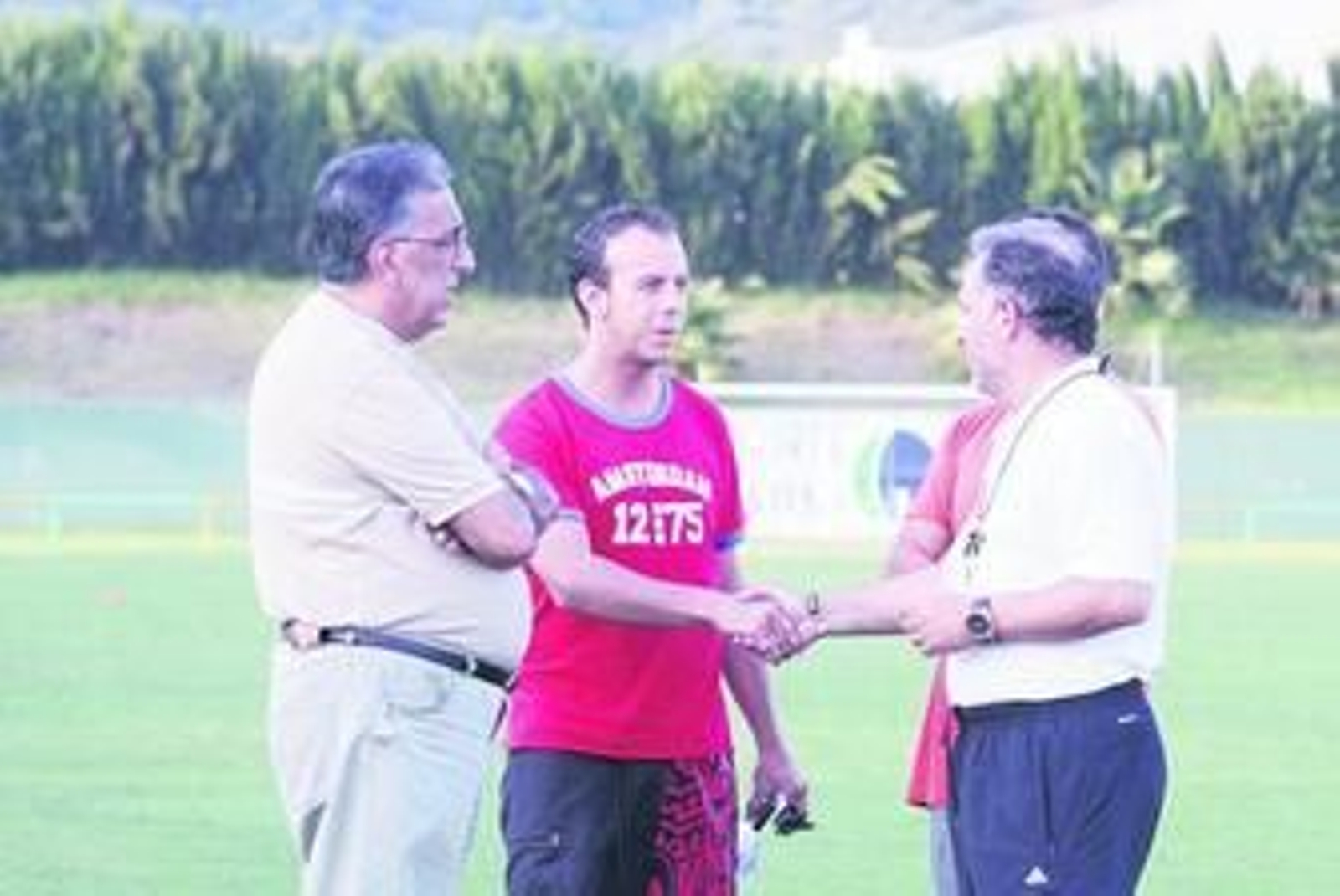 Pedro Curtido saluda a Martínez Gámez ante la presencia de Carlos Lamorena y Antonio Prieto.