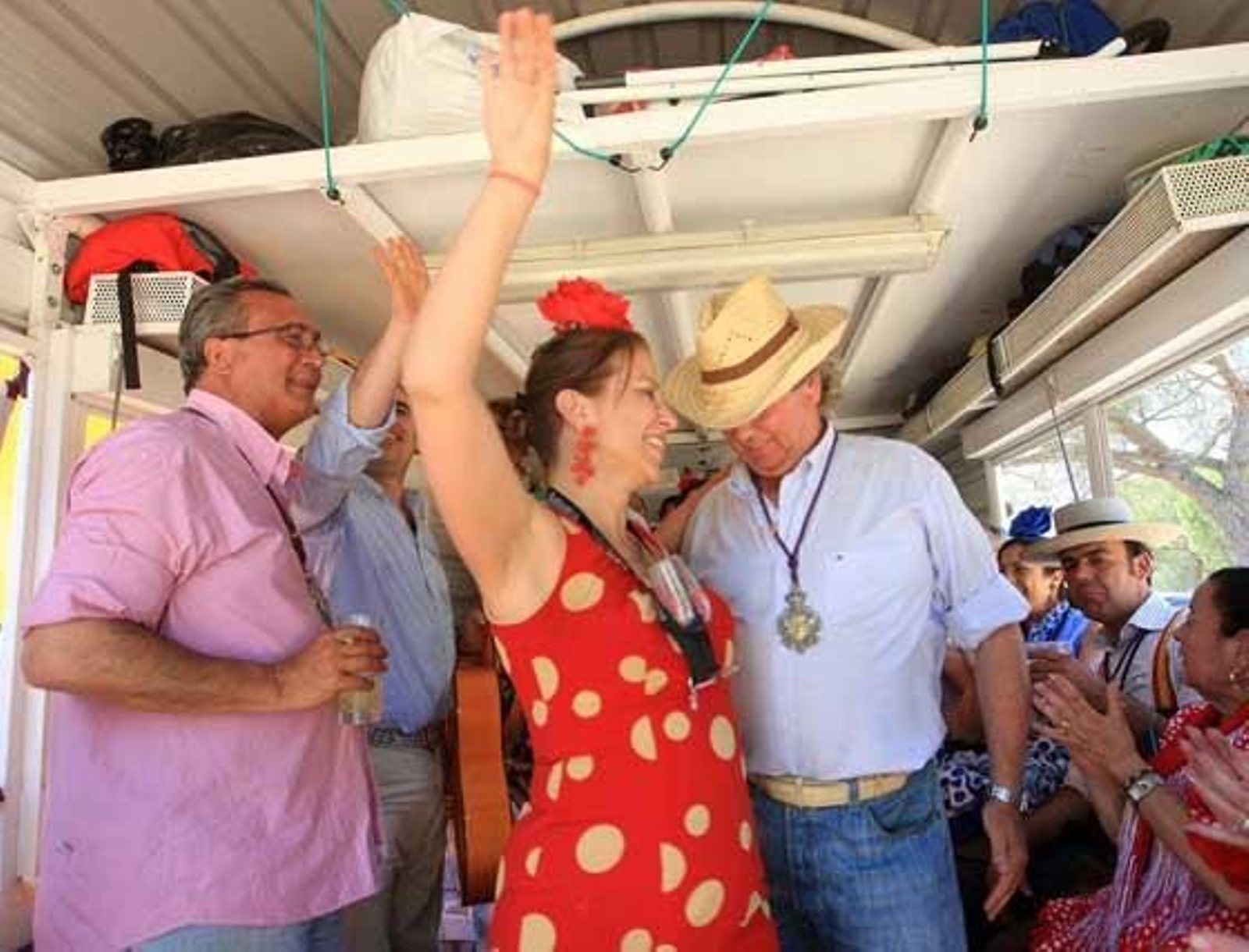 Una pareja baila sevillanas en el interior de una carriola de la peña ‘La Carbonera’ 

Foto: Juan Carlos Toro