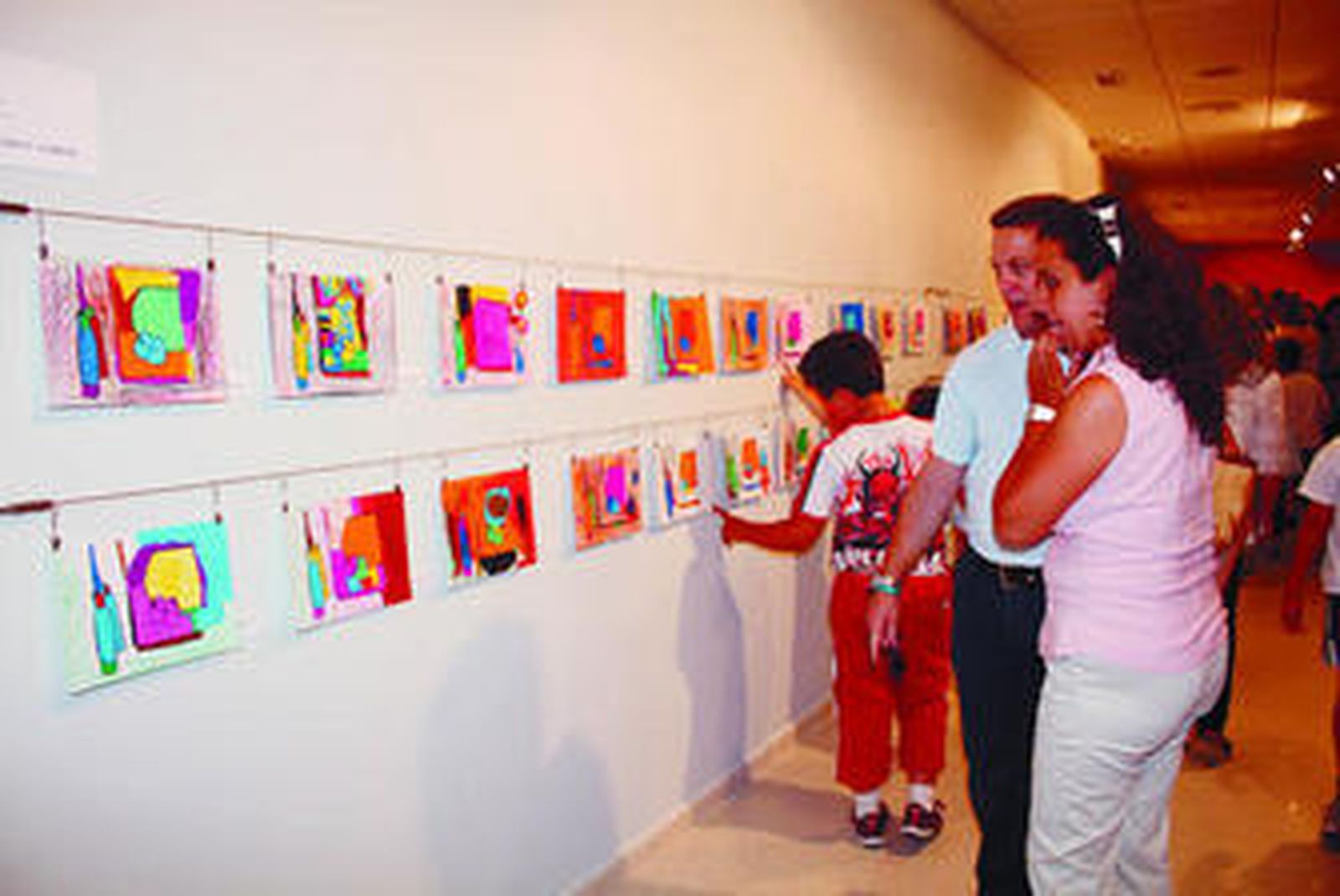 Los pequeños artistas contemplan orgullosos sus obras así como sus progenitores.