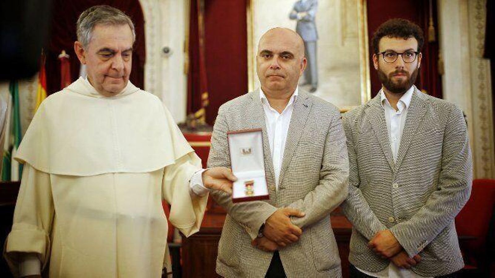 Pascual Saturio y los entonces concejales David Navarro y Adrián Martínez de Pinillos, el día que fue entregada la medalla de oro de la ciudad a la Virgen del Rosario. Pascual Saturio y los entonces concejales David Navarro y Adrián Martínez de Pinillos, el día que fue entregada la medalla de oro de la ciudad a la Virgen del Rosario.