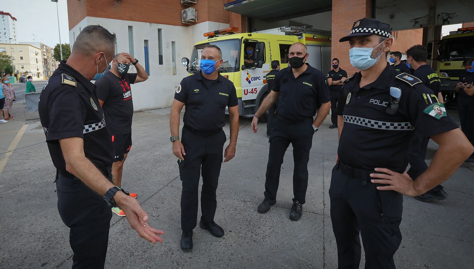 Homenaje sorpresa de bomberos y familiares del sargento 'Dioni' en su última guardia