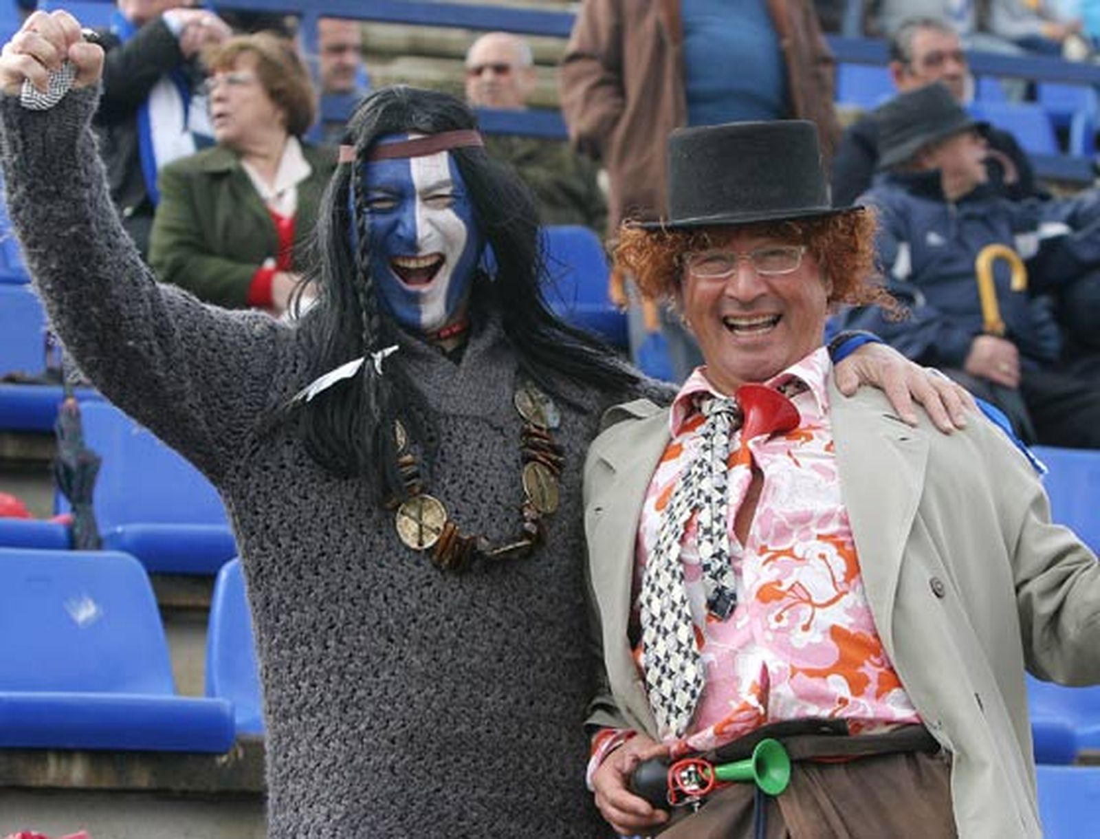 Dos aficionados del Jerez Industrial ataviados con trajes carnavaleros. 

Foto: Vanesa Lobo