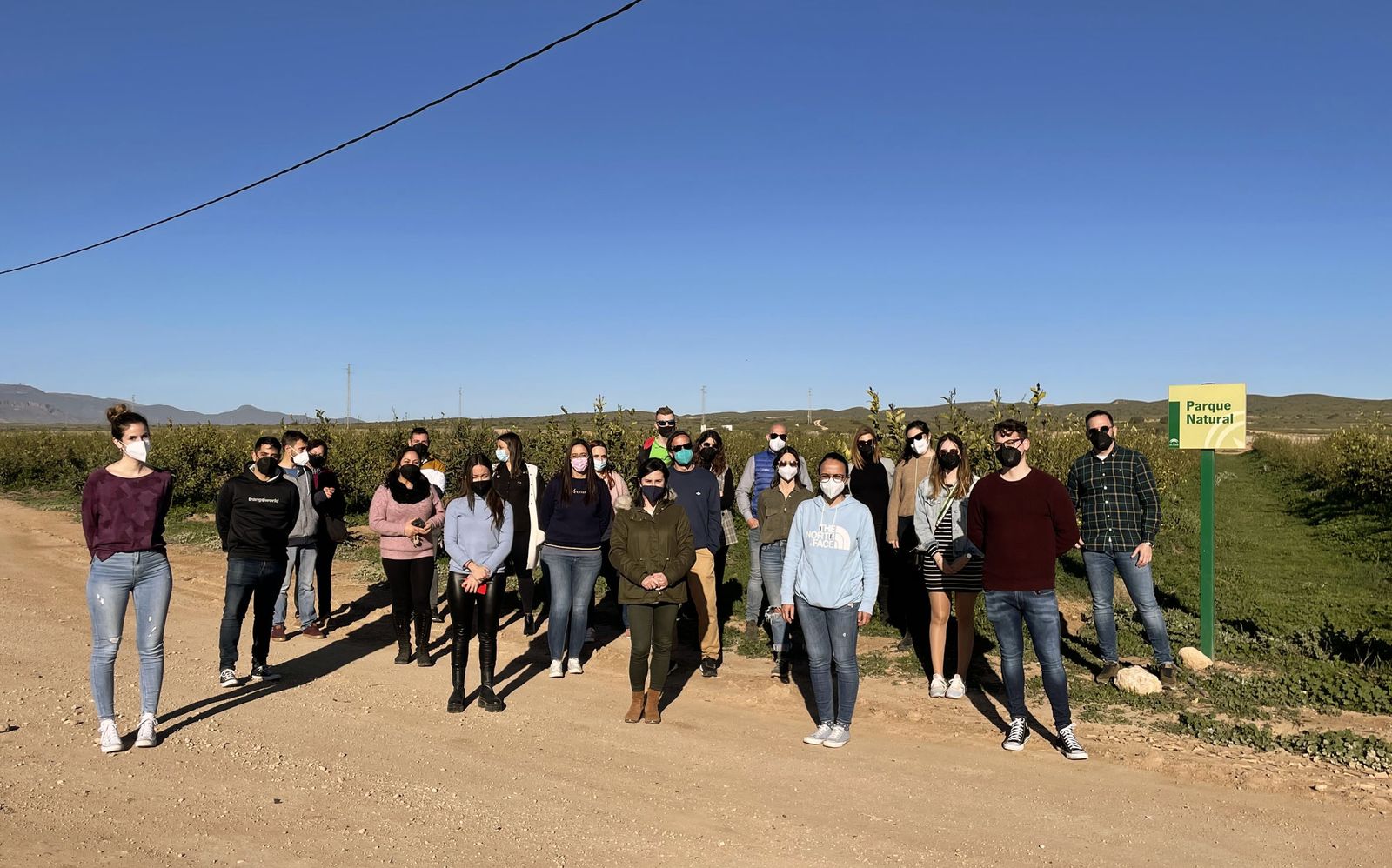 Trabajadores de Bio Campojoyma con investigadores de CECOUAL, en la finca sostenible que se encuentra en una parte en el parque natural Cabo de Gata.