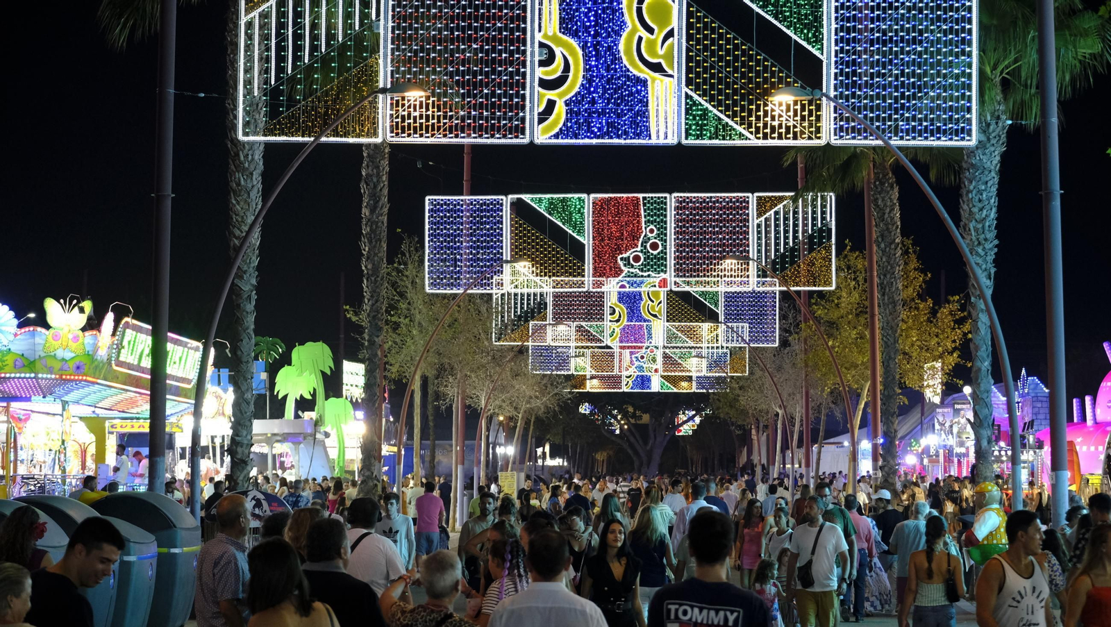 El pregón de la Feria de Almería 2025 y el encendido de la portada, en imágenes