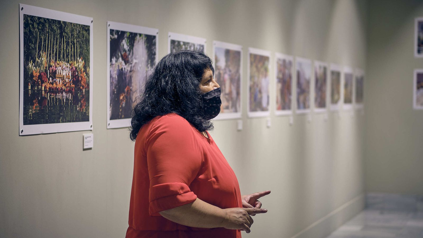 Gabriela Alejo, presidenta de la Asociación de Mexicanos en Andalucía Olín, en un recorrido por la exposición.