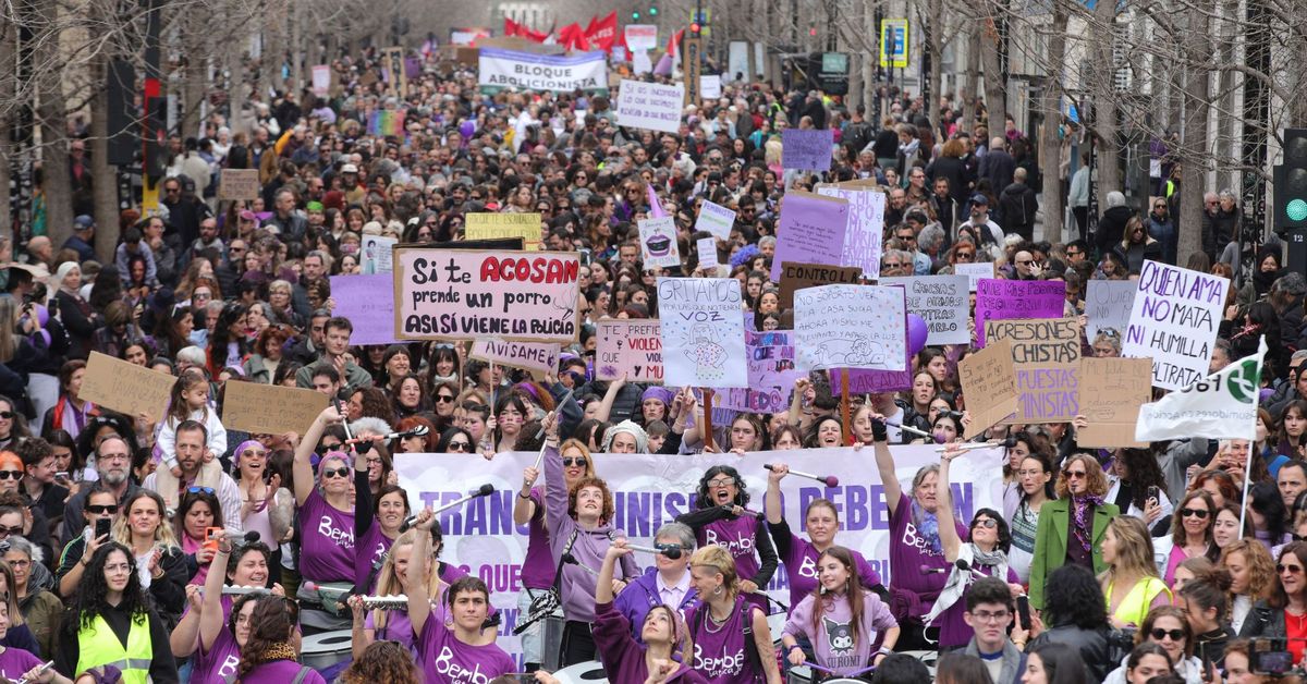 Habitar la lucha: Granada grita por la igualdad y la paz en el 8M